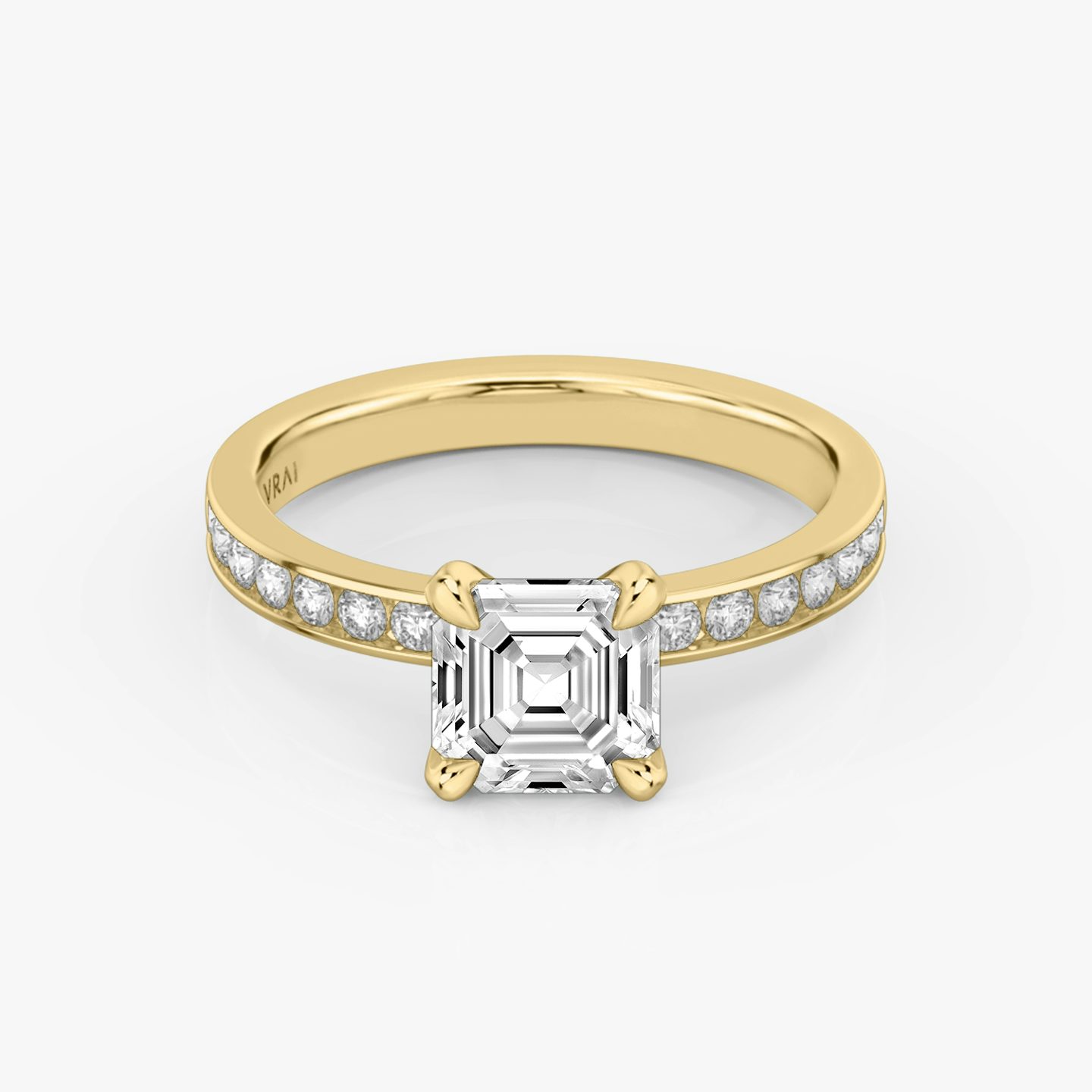Devotion | Asscher | 18k | Gelbgold | bandAccent: Mit Pavé-Besatz | bandStoneShape: Rund | bandStoneStyle: large | diamondOrientation: vertical | caratWeight: other