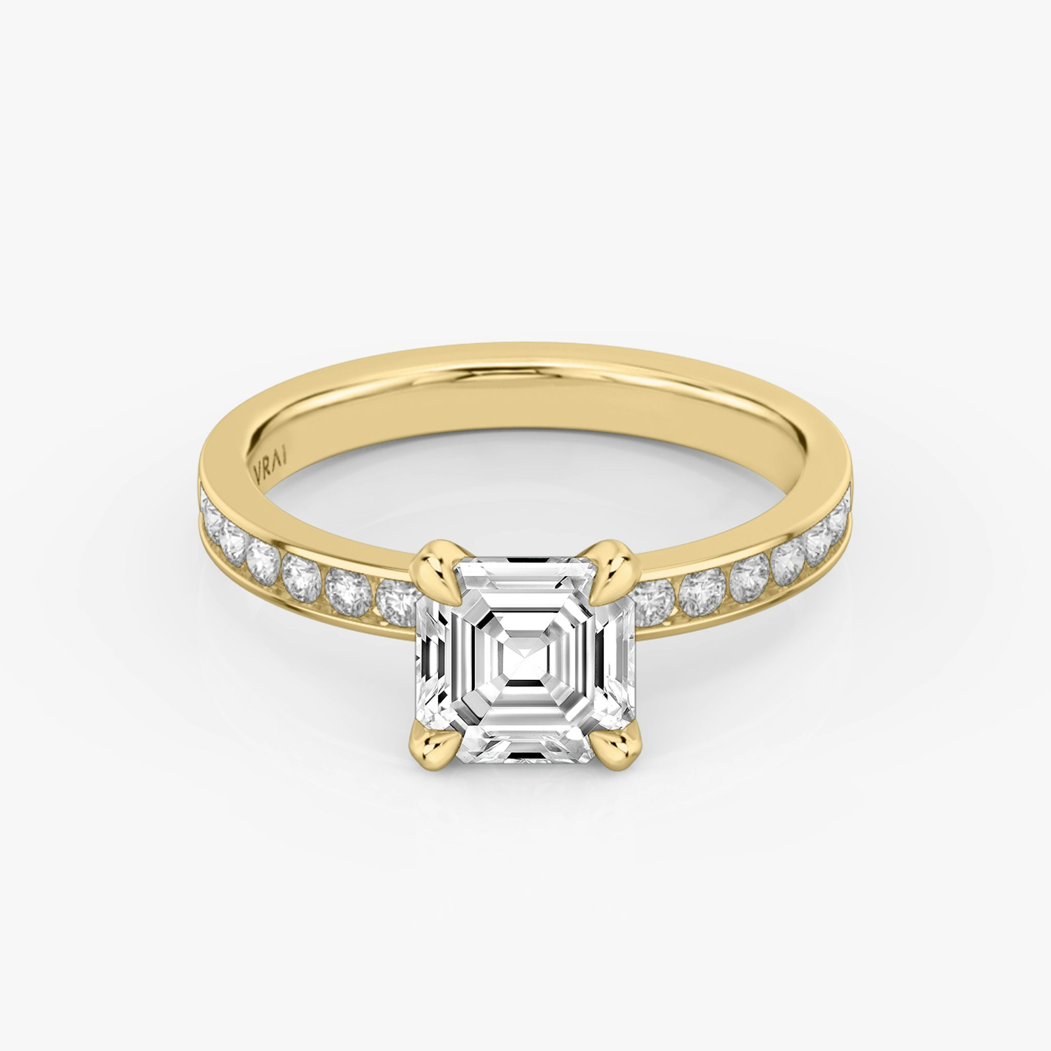 Anillo de compromiso Devotion | Asscher | 18k | Oro amarillo | bandAccent: Pavé | bandStoneShape: Brillante | bandStoneStyle: large | diamondOrientation: vertical | caratWeight: other