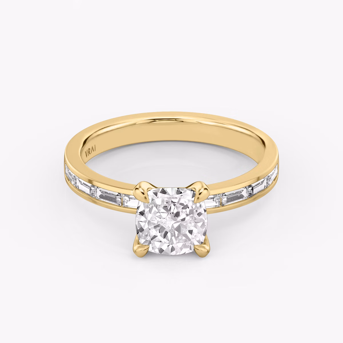 Anillo de compromiso Devotion | Cojín | 18k | Oro amarillo | bandAccent: Pavé | bandStoneShape: Baguette | bandStoneStyle: original | diamondOrientation: vertical | caratWeight: other