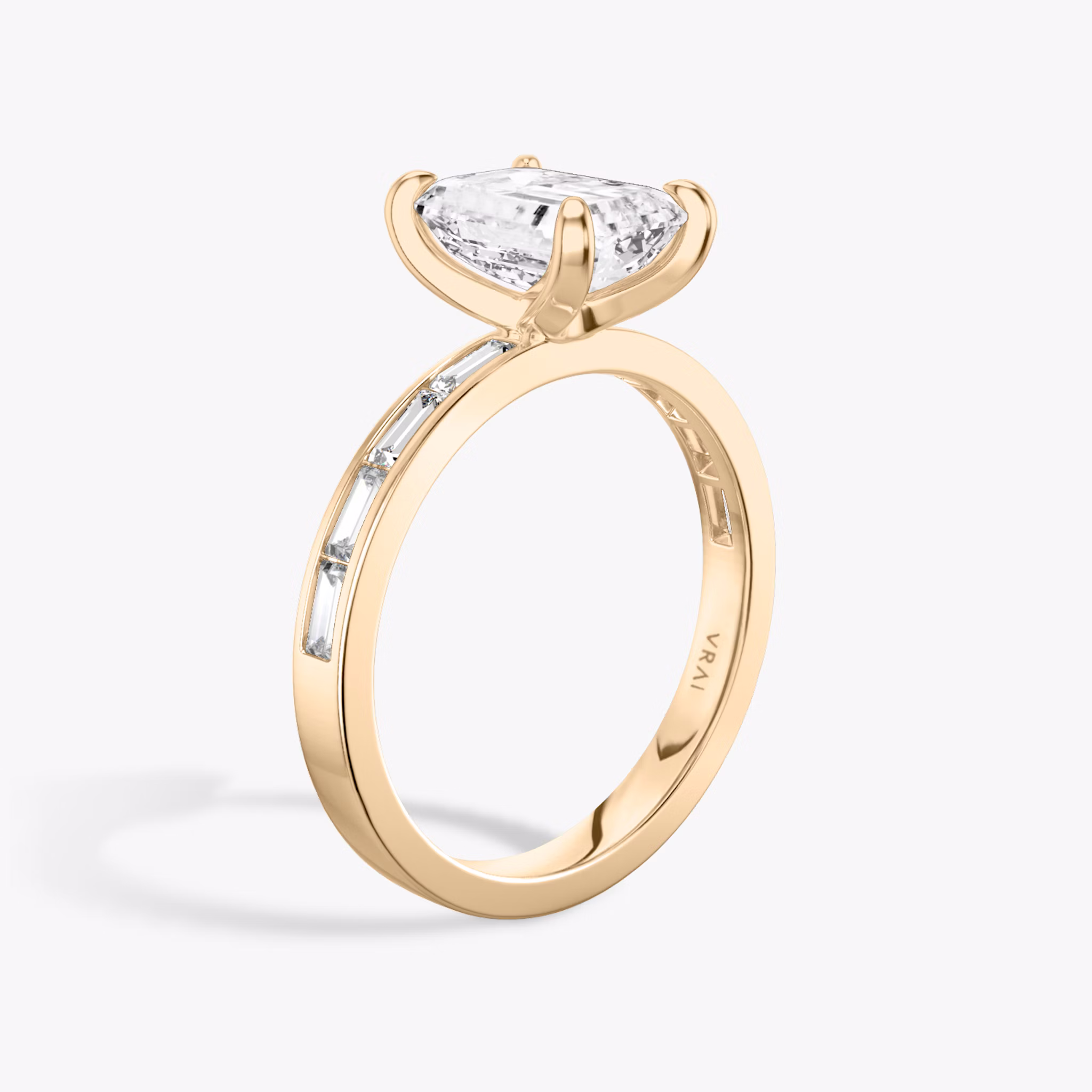 Anillo de compromiso Devotion | Esmeralda | 14k | Oro rosa | bandAccent: Pavé | bandStoneShape: Baguette | bandStoneStyle: original | diamondOrientation: vertical | caratWeight: other