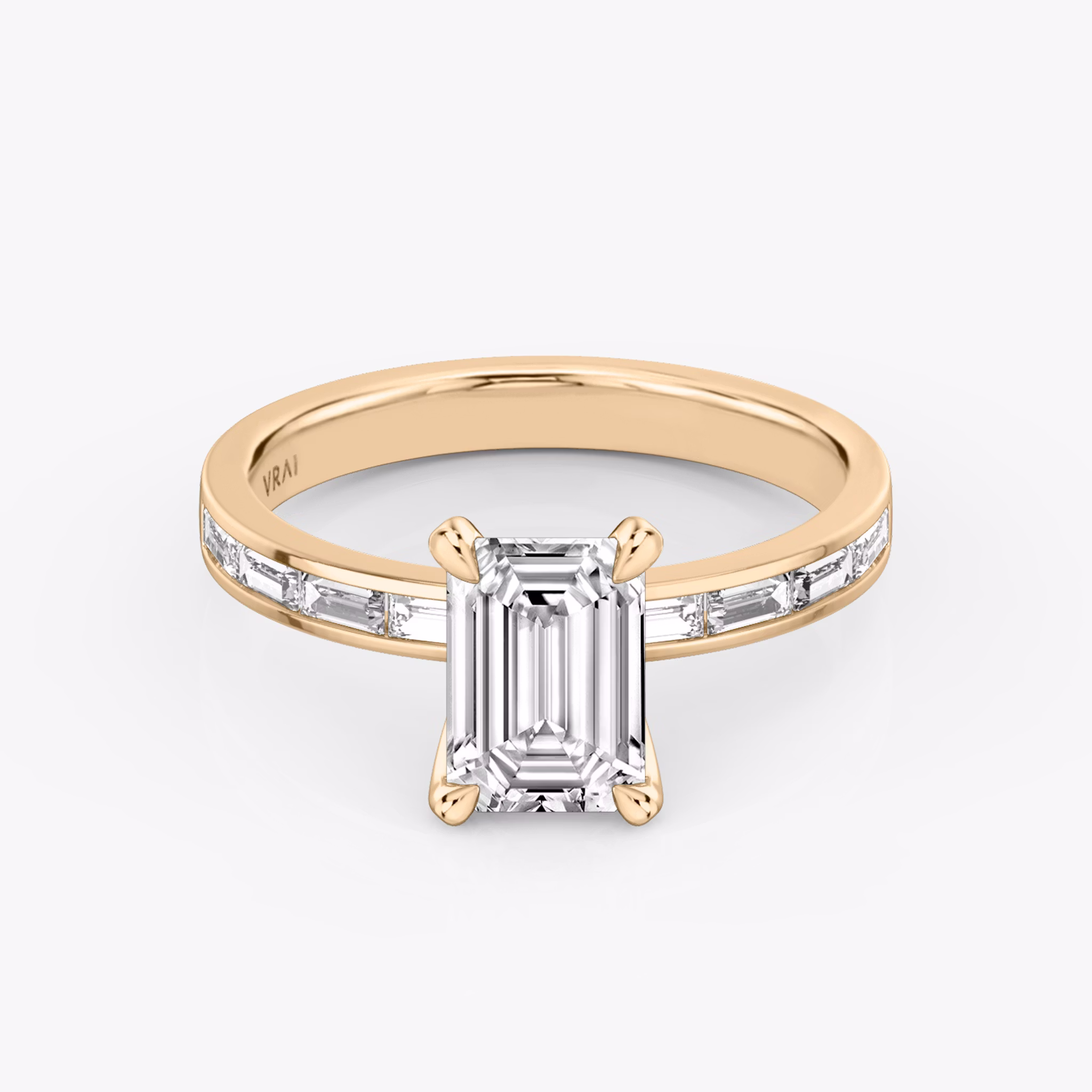 Anillo de compromiso Devotion | Esmeralda | 14k | Oro rosa | bandAccent: Pavé | bandStoneShape: Baguette | bandStoneStyle: original | diamondOrientation: vertical | caratWeight: other