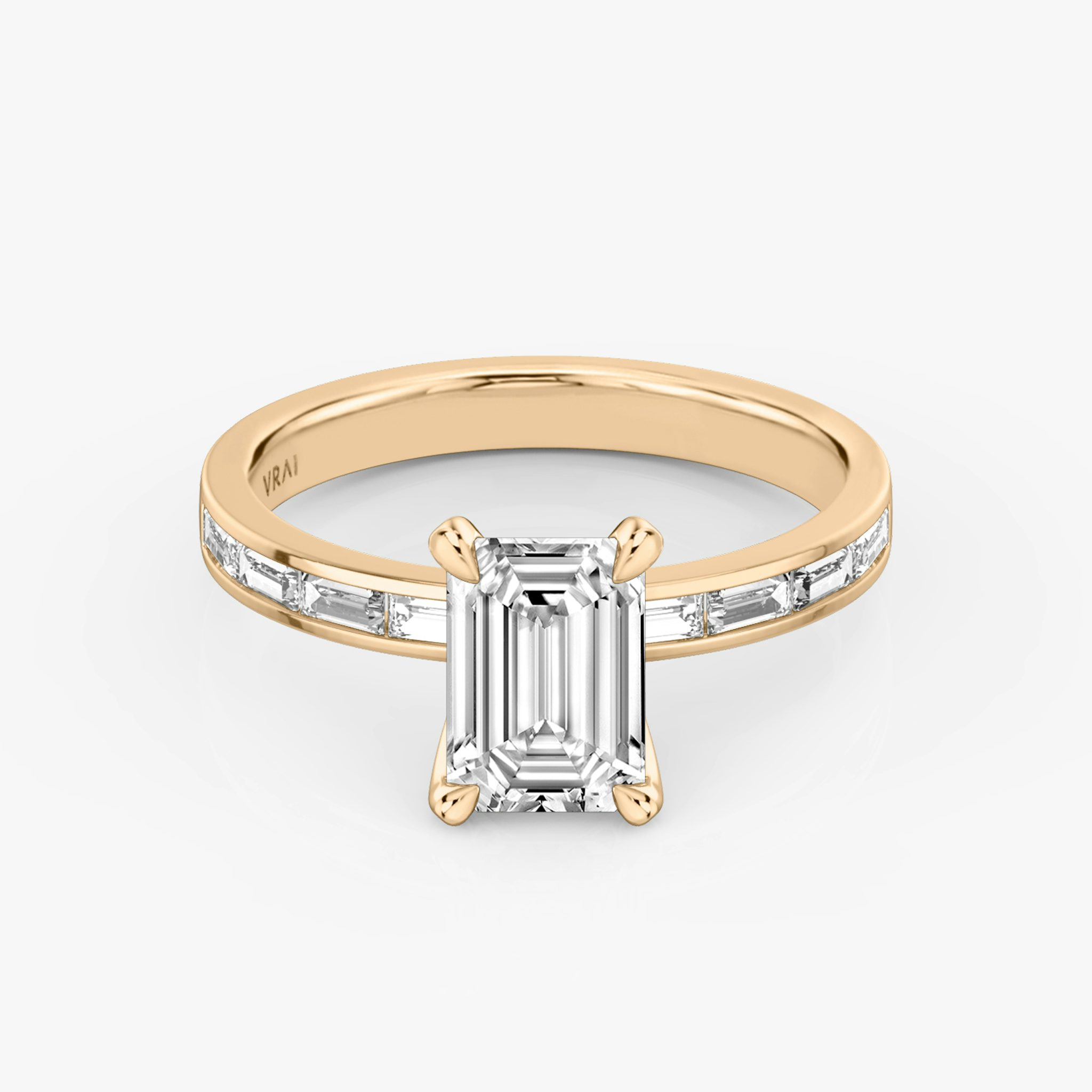 Anillo de compromiso Devotion | Esmeralda | 14k | Oro rosa | bandAccent: Pavé | bandStoneShape: Baguette | bandStoneStyle: original | diamondOrientation: vertical | caratWeight: other