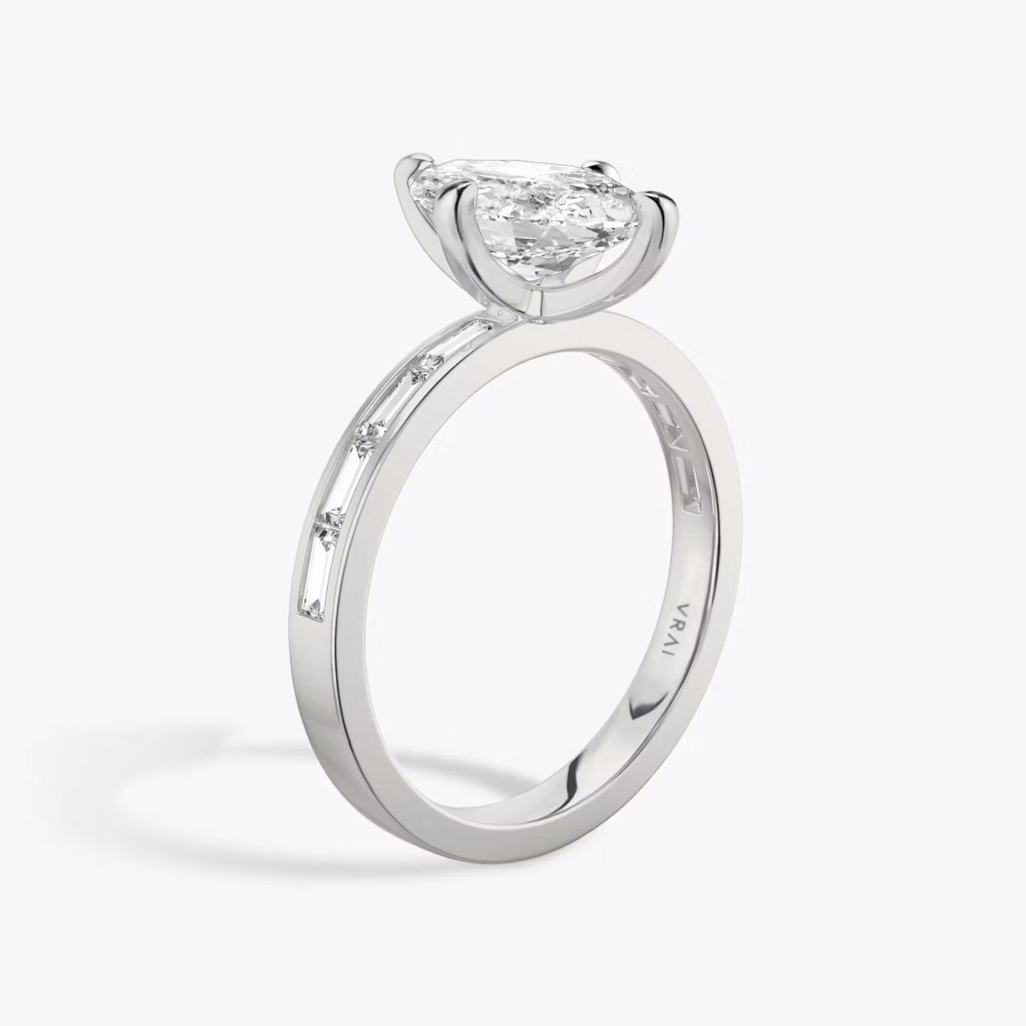 Anillo de compromiso Devotion | Marquise | Platino | bandAccent: Pavé | bandStoneShape: Baguette | bandStoneStyle: original | diamondOrientation: vertical | caratWeight: other