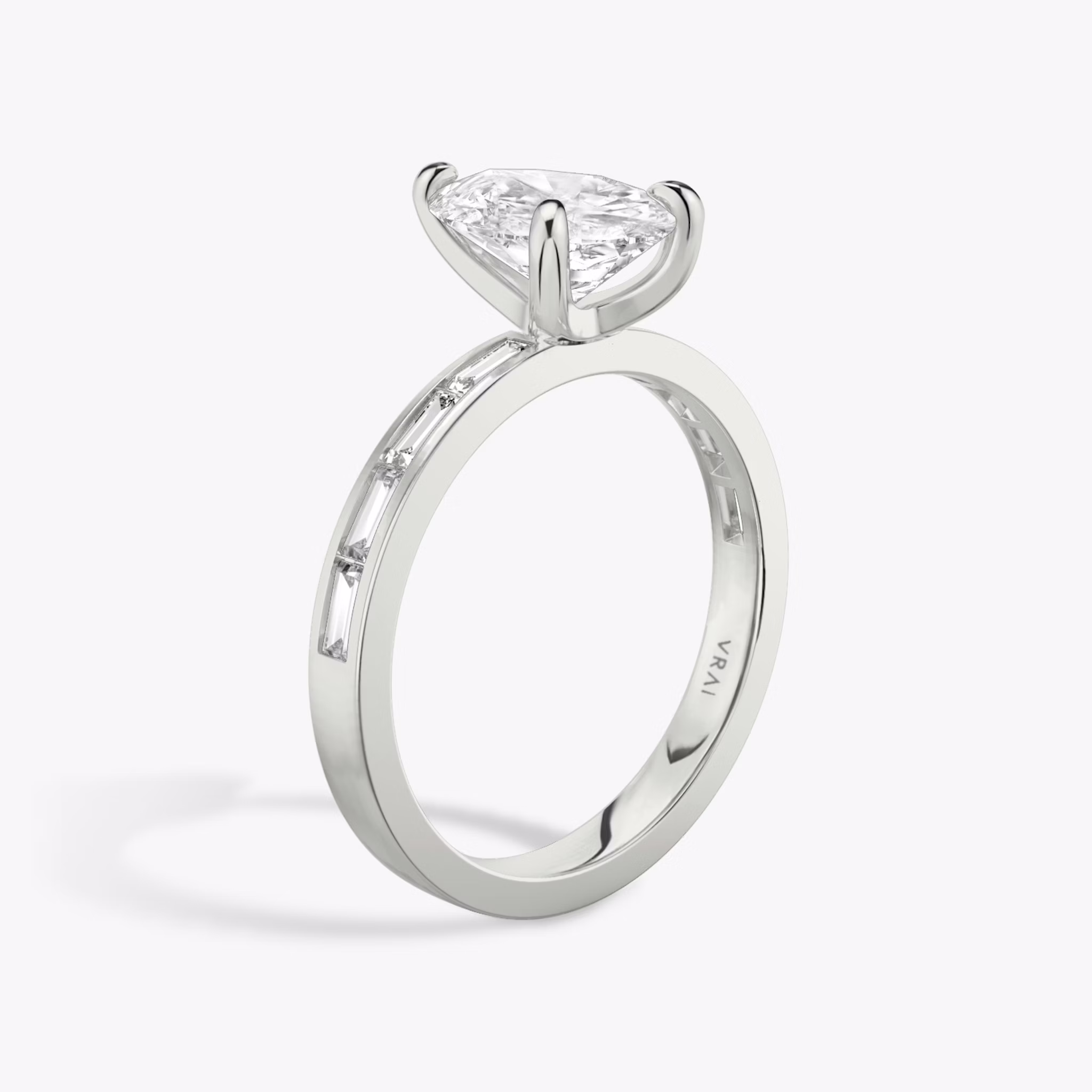 Anillo de compromiso Devotion | Pera | Platino | bandAccent: Pavé | bandStoneShape: Baguette | bandStoneStyle: original | diamondOrientation: vertical | caratWeight: other