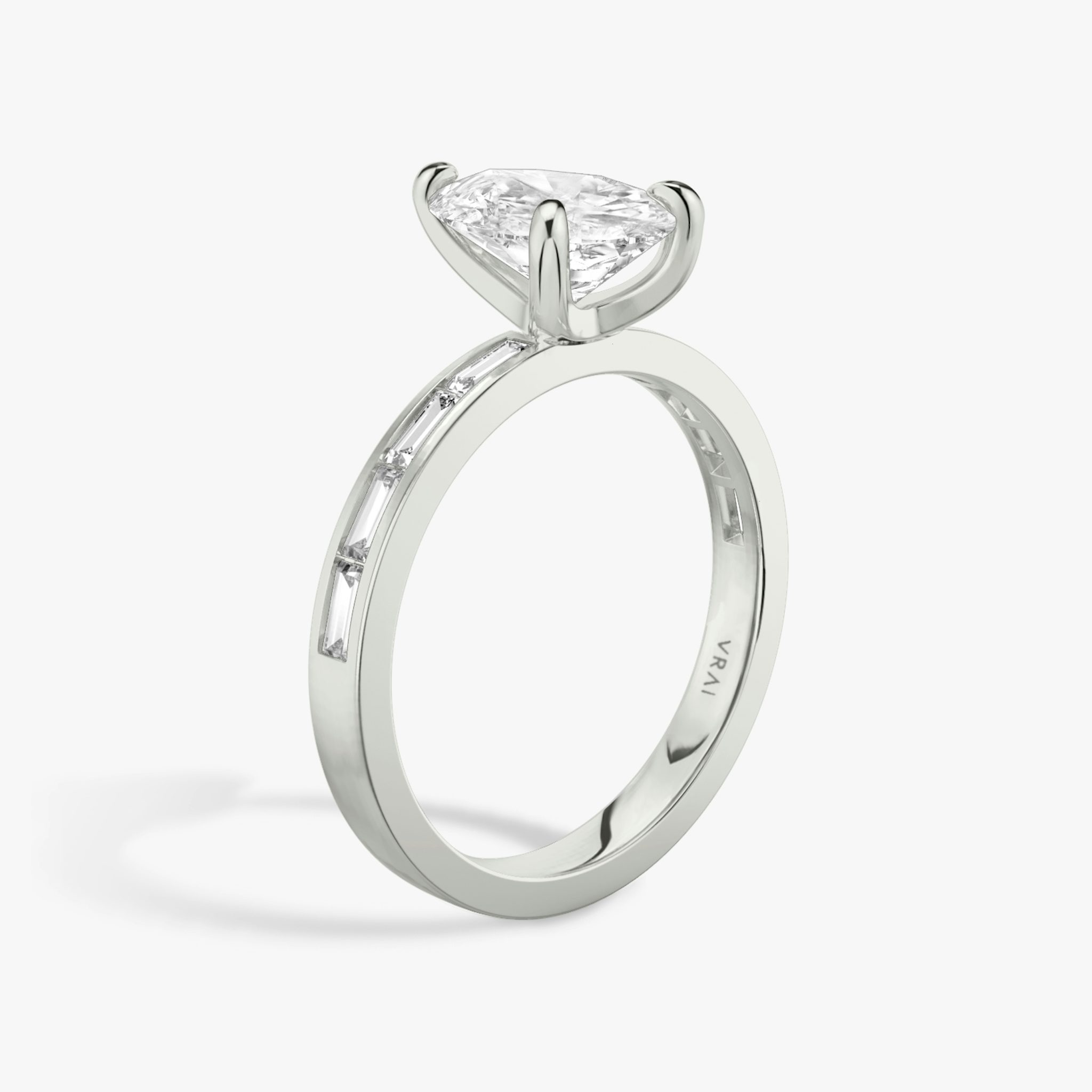 Anillo de compromiso Devotion | Pera | Platino | bandAccent: Pavé | bandStoneShape: Baguette | bandStoneStyle: original | diamondOrientation: vertical | caratWeight: other