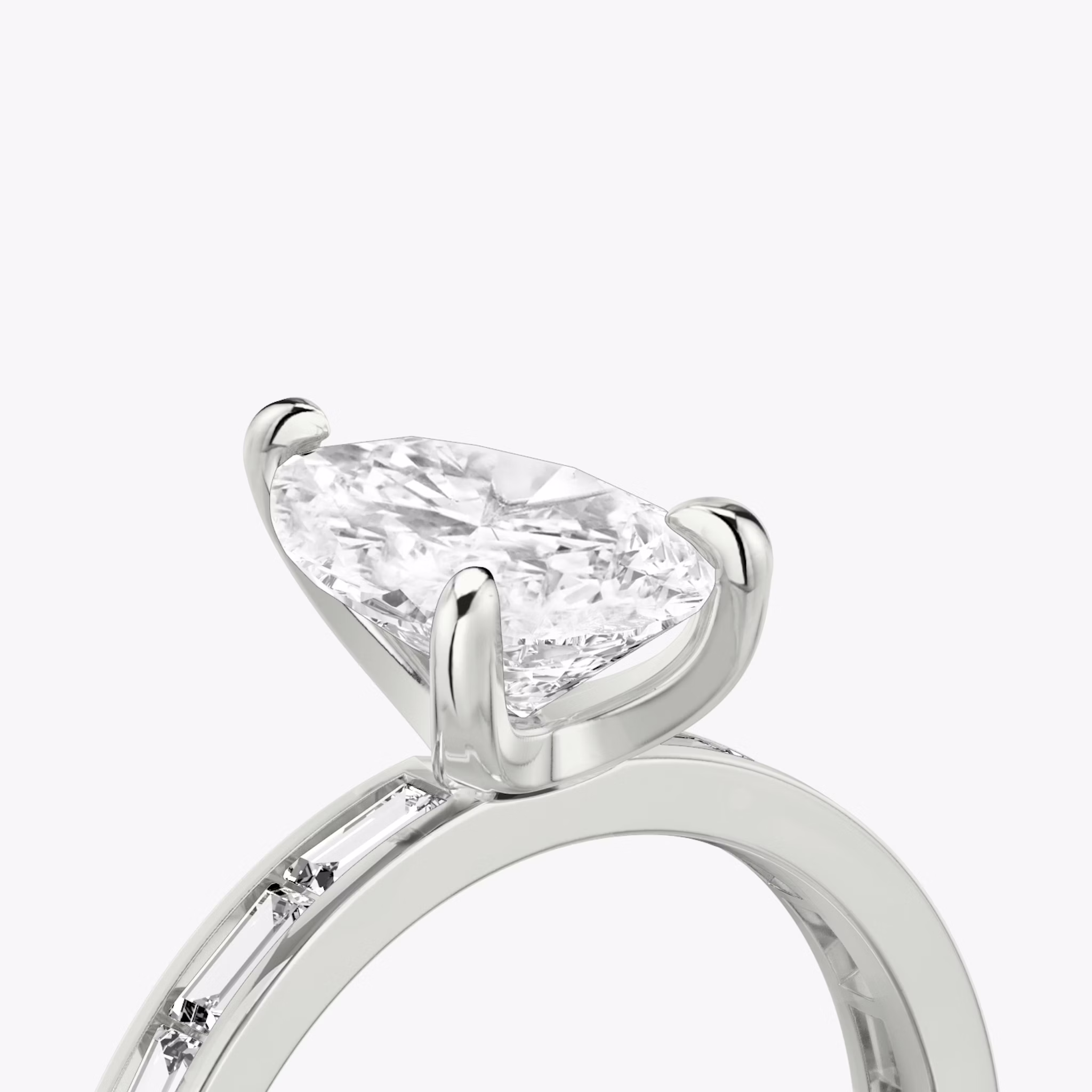 Anillo de compromiso Devotion | Pera | Platino | bandAccent: Pavé | bandStoneShape: Baguette | bandStoneStyle: original | diamondOrientation: vertical | caratWeight: other