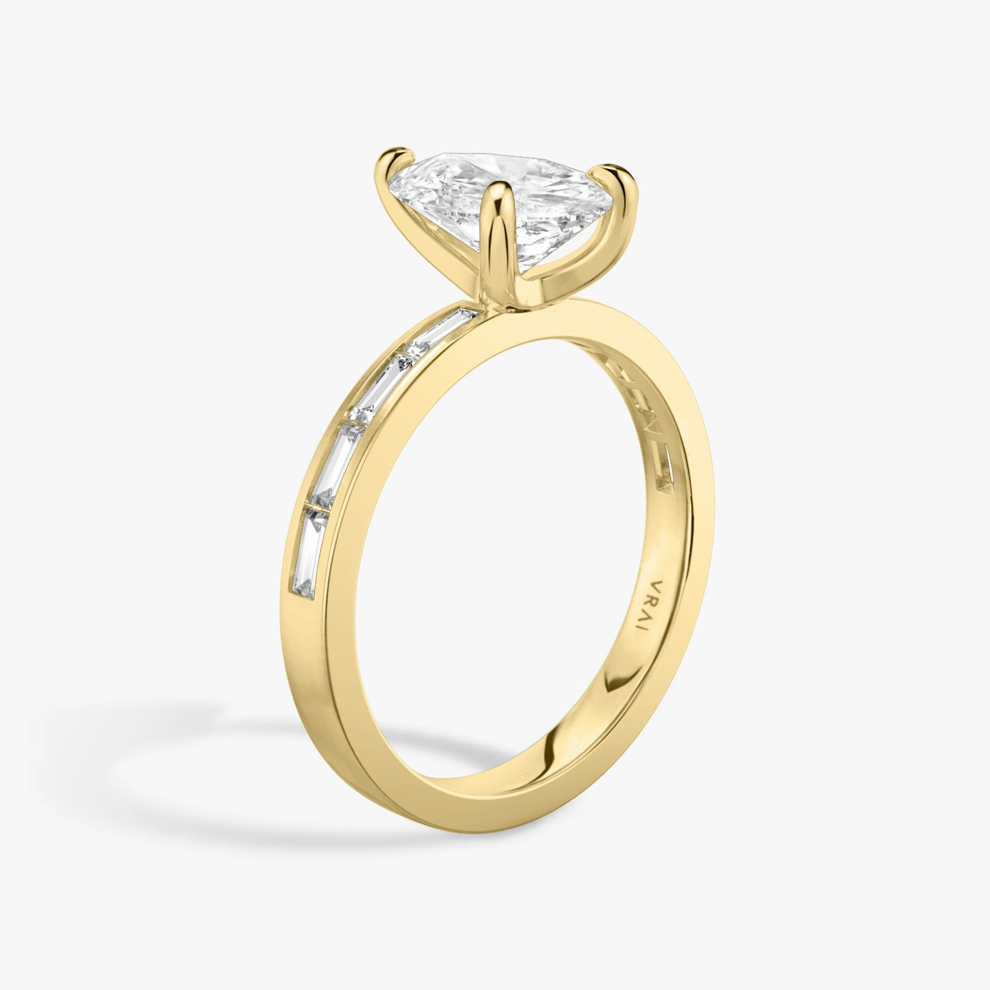 Anillo de compromiso Devotion | Pera | 18k | Oro amarillo | bandAccent: Pavé | bandStoneShape: Baguette | bandStoneStyle: original | diamondOrientation: vertical | caratWeight: other