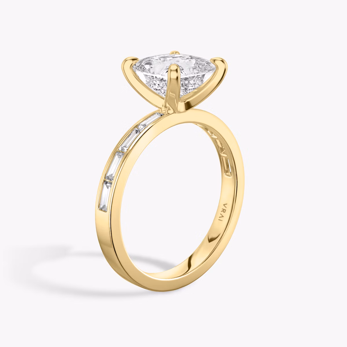 Anillo de compromiso Devotion | Princesa | 18k | Oro amarillo | bandAccent: Pavé | bandStoneShape: Baguette | bandStoneStyle: original | diamondOrientation: vertical | caratWeight: other