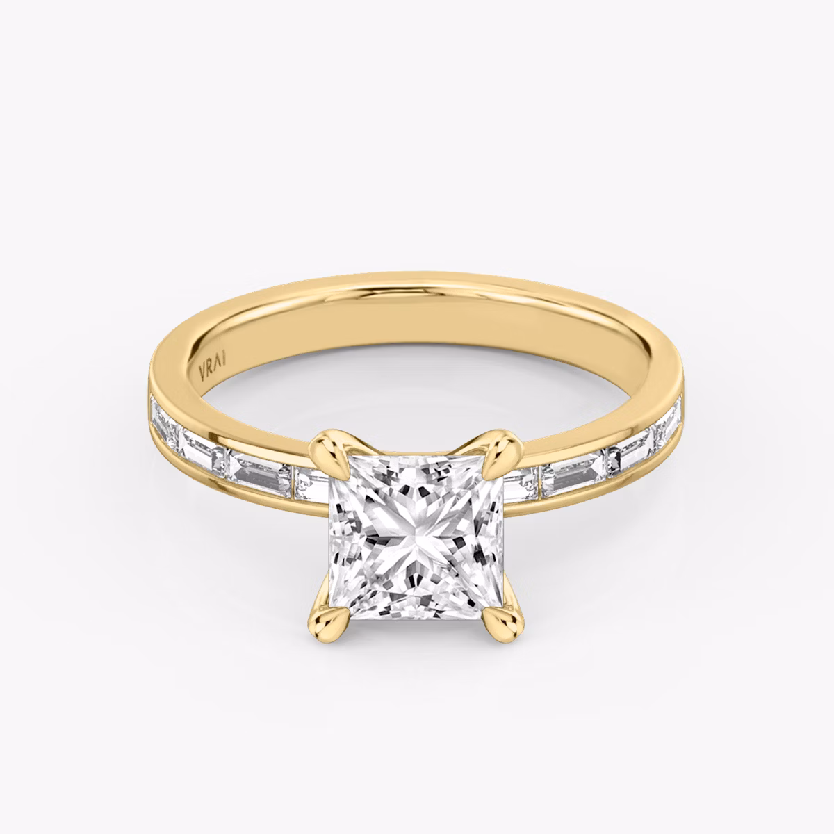 Anillo de compromiso Devotion | Princesa | 18k | Oro amarillo | bandAccent: Pavé | bandStoneShape: Baguette | bandStoneStyle: original | diamondOrientation: vertical | caratWeight: other
