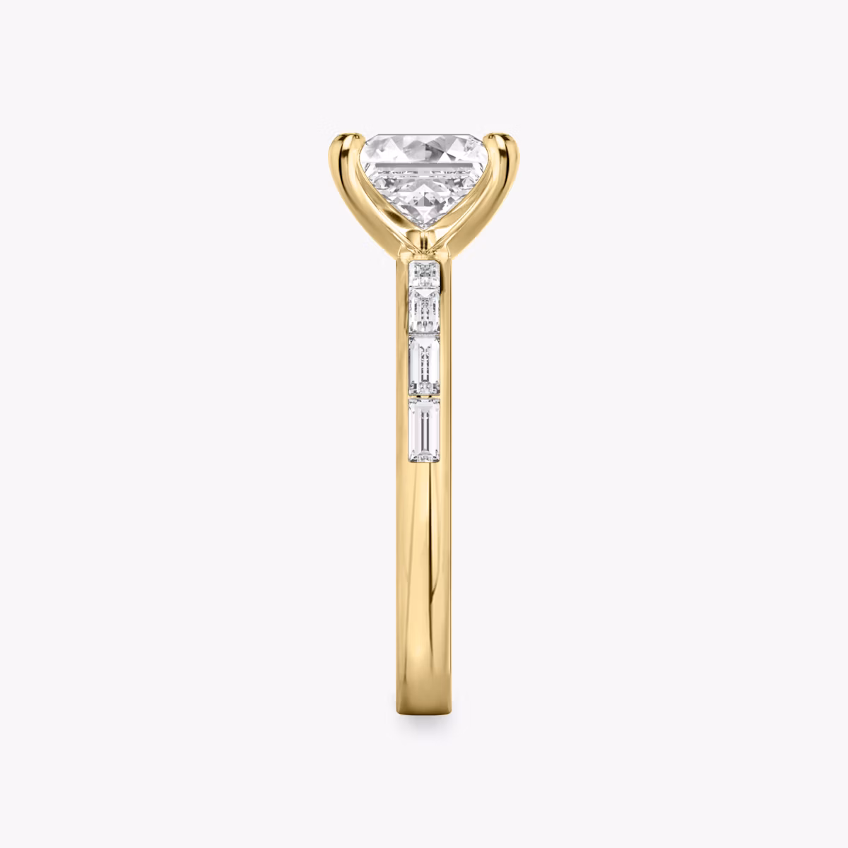 Anillo de compromiso Devotion | Princesa | 18k | Oro amarillo | bandAccent: Pavé | bandStoneShape: Baguette | bandStoneStyle: original | diamondOrientation: vertical | caratWeight: other