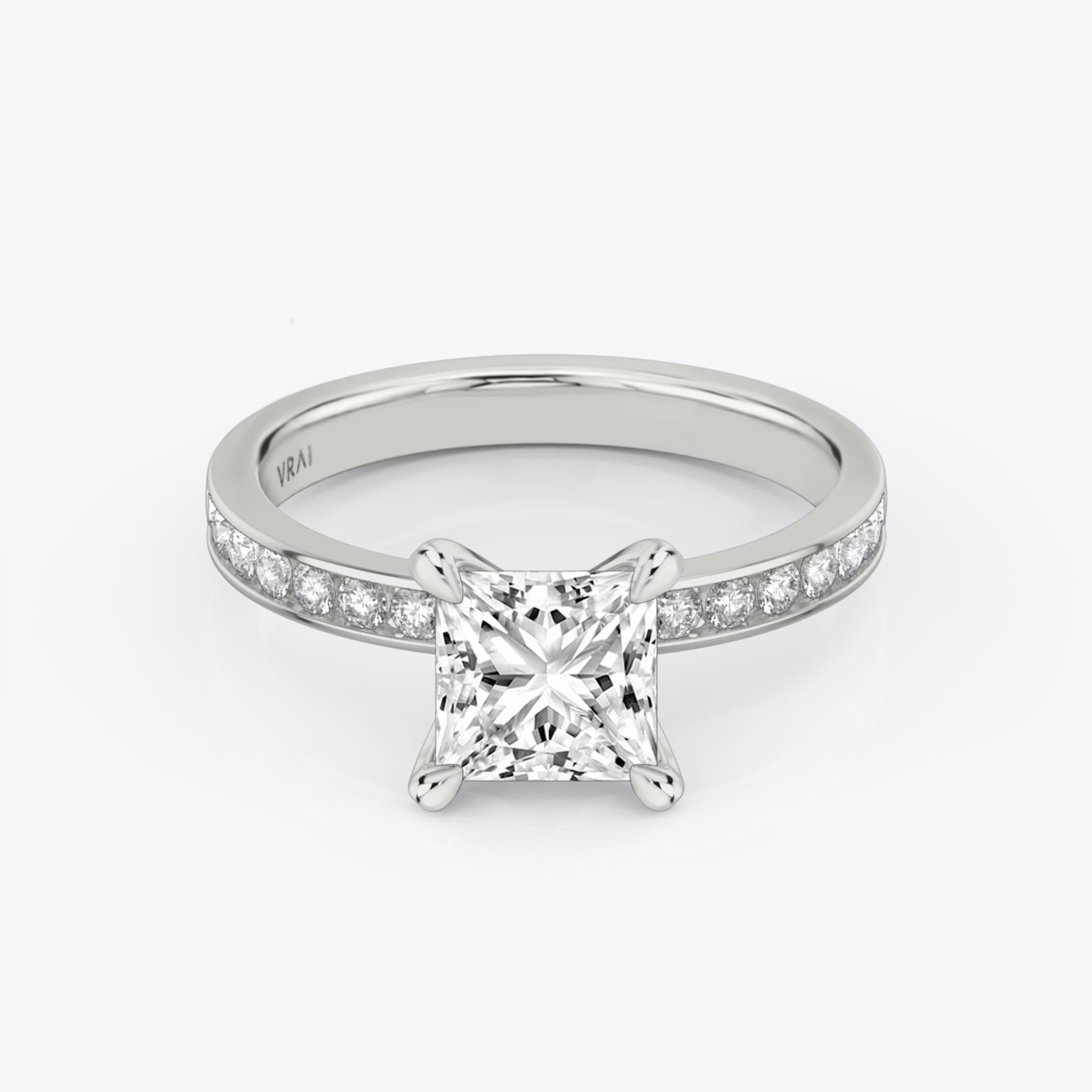 Anillo de compromiso Devotion | Princesa | 18k | Oro blanco | bandAccent: Pavé | bandStoneShape: Brillante | bandStoneStyle: large | diamondOrientation: vertical | caratWeight: other