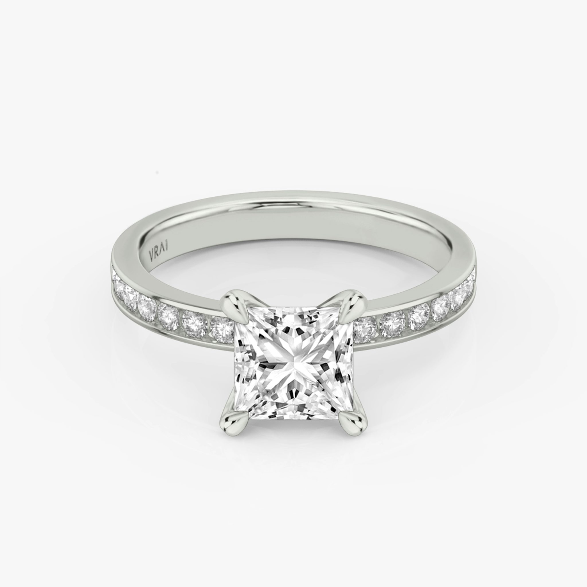 Anillo de compromiso Devotion | Princesa | 18k | Oro blanco | bandAccent: Pavé | bandStoneShape: Brillante | bandStoneStyle: large | diamondOrientation: vertical | caratWeight: other