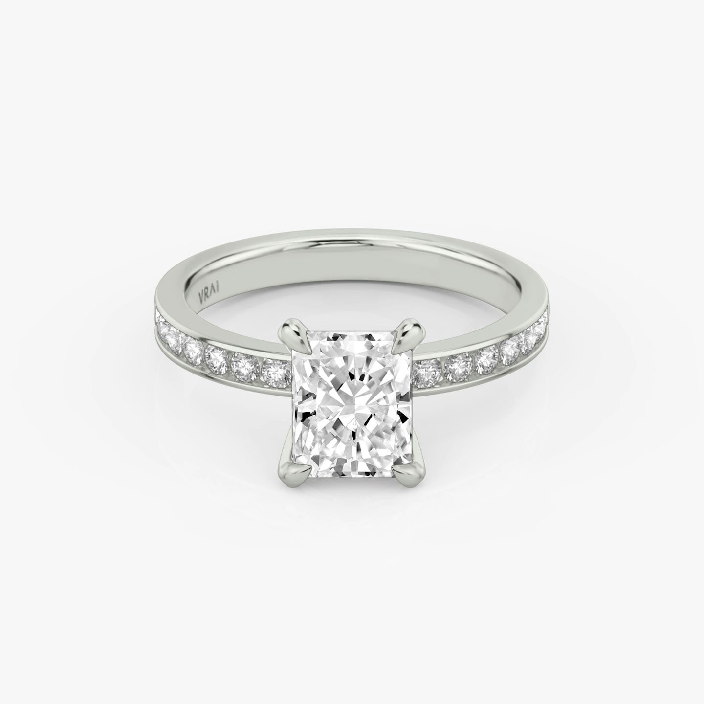 Anillo de compromiso Devotion | Radiante | Platino | bandAccent: Pavé | bandStoneShape: Brillante | bandStoneStyle: large | diamondOrientation: vertical | caratWeight: other