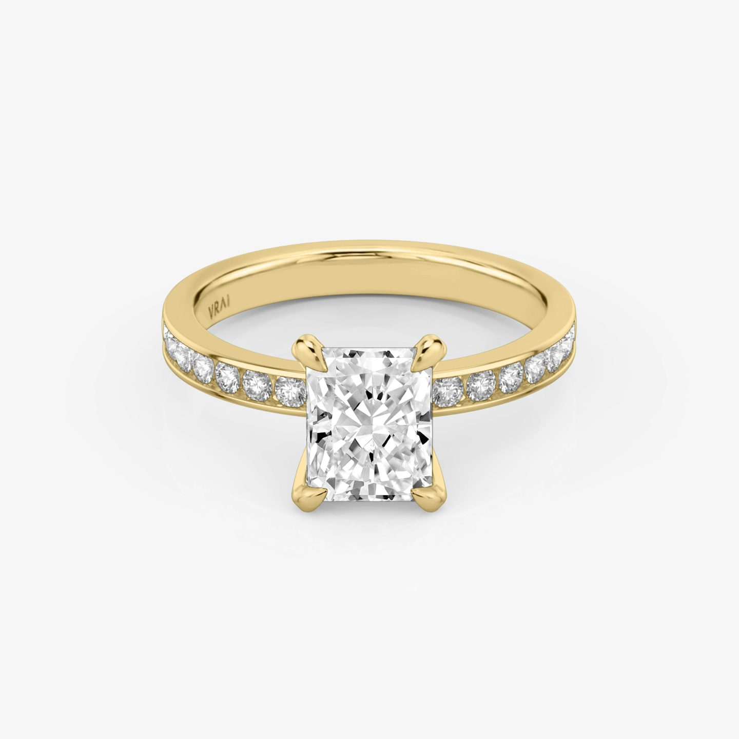 Anillo de compromiso Devotion | Radiante | 18k | Oro amarillo | bandAccent: Pavé | bandStoneShape: Brillante | bandStoneStyle: large | diamondOrientation: vertical | caratWeight: other