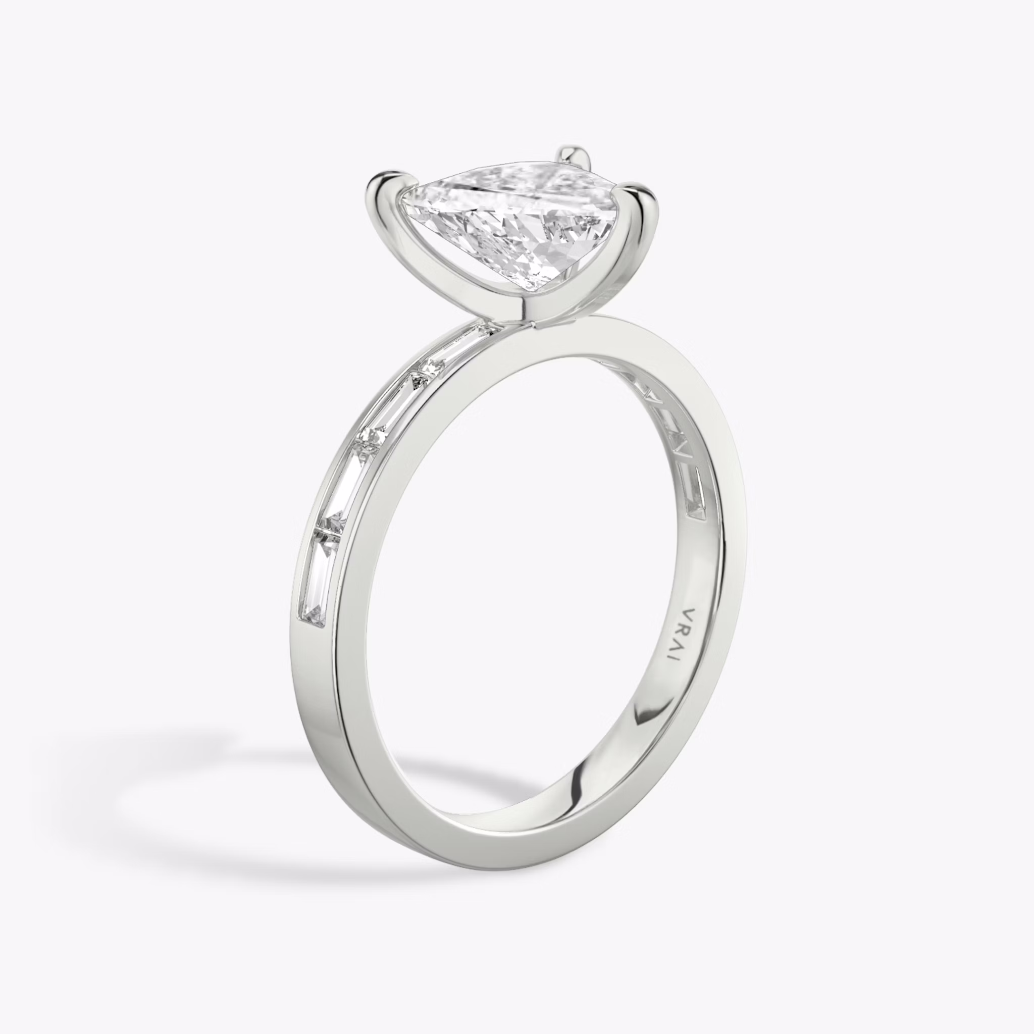 Anillo de compromiso Devotion | Trillón | Platino | bandAccent: Pavé | bandStoneShape: Baguette | bandStoneStyle: original | diamondOrientation: vertical | caratWeight: other