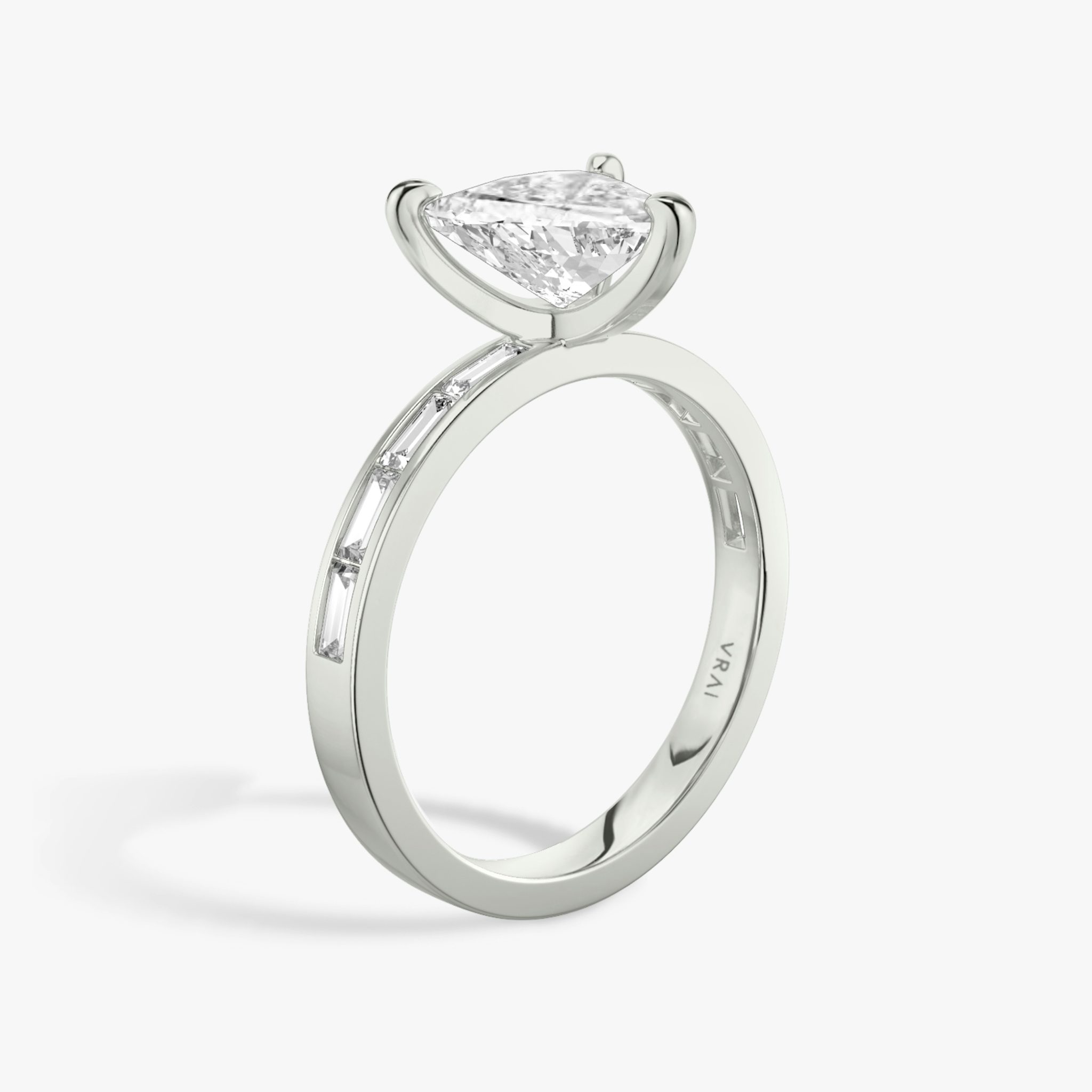 Anillo de compromiso Devotion | Trillón | Platino | bandAccent: Pavé | bandStoneShape: Baguette | bandStoneStyle: original | diamondOrientation: vertical | caratWeight: other