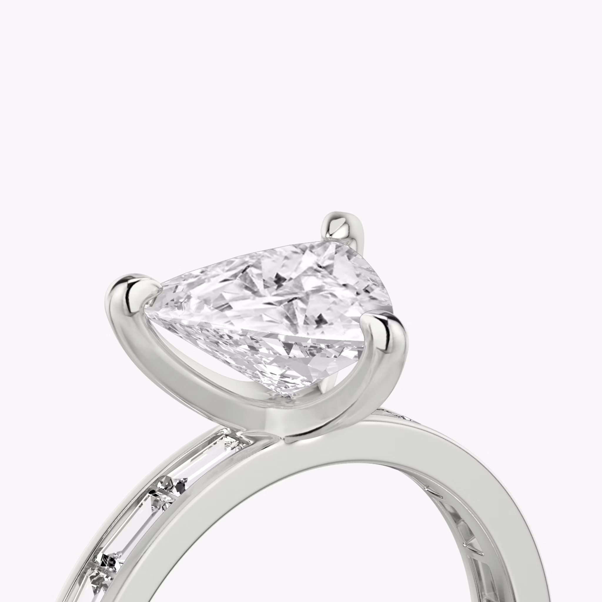 Anillo de compromiso Devotion | Trillón | Platino | bandAccent: Pavé | bandStoneShape: Baguette | bandStoneStyle: original | diamondOrientation: vertical | caratWeight: other
