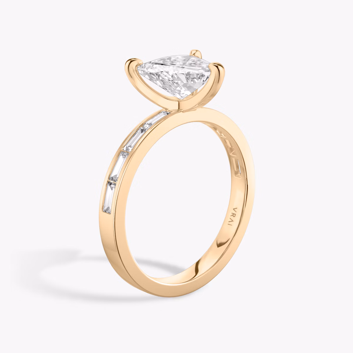 Anillo de compromiso Devotion | Trillón | 14k | Oro rosa | bandAccent: Pavé | bandStoneShape: Baguette | bandStoneStyle: original | diamondOrientation: vertical | caratWeight: other