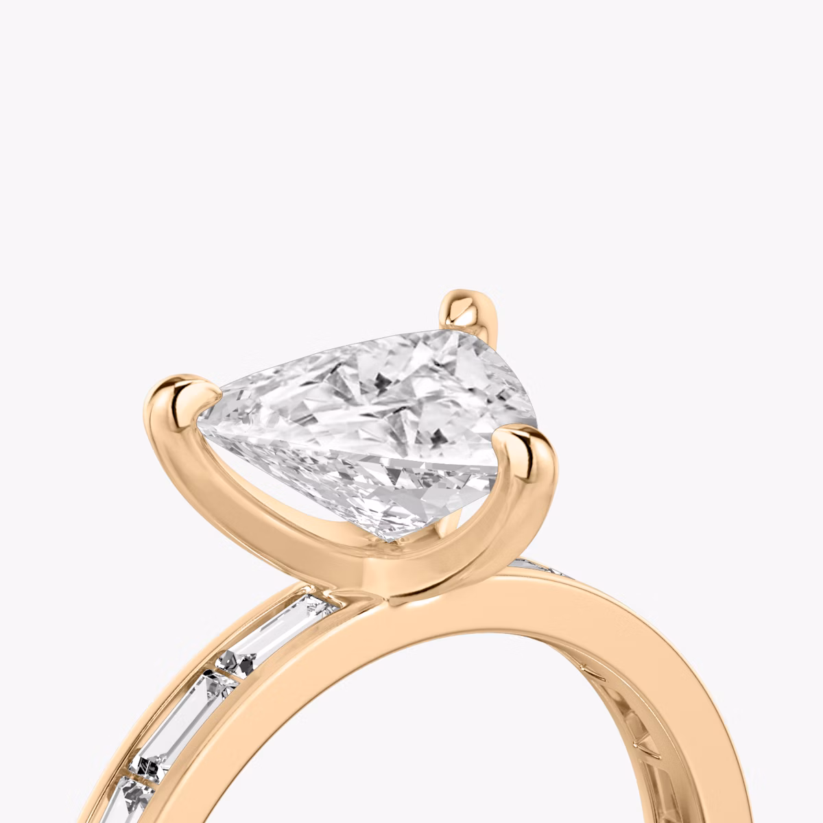 Anillo de compromiso Devotion | Trillón | 14k | Oro rosa | bandAccent: Pavé | bandStoneShape: Baguette | bandStoneStyle: original | diamondOrientation: vertical | caratWeight: other