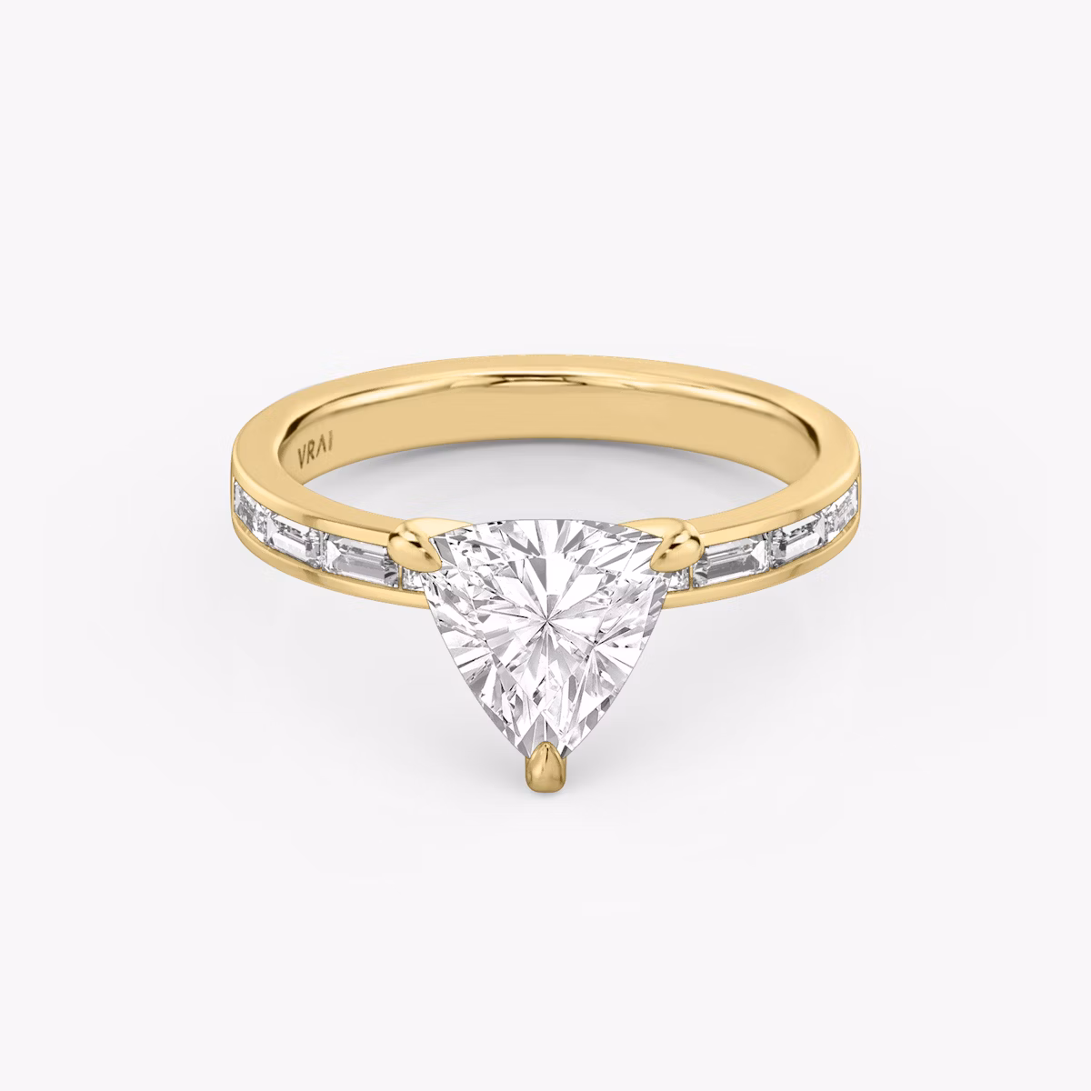 Anillo de compromiso Devotion | Trillón | 18k | Oro amarillo | bandAccent: Pavé | bandStoneShape: Baguette | bandStoneStyle: original | diamondOrientation: vertical | caratWeight: other