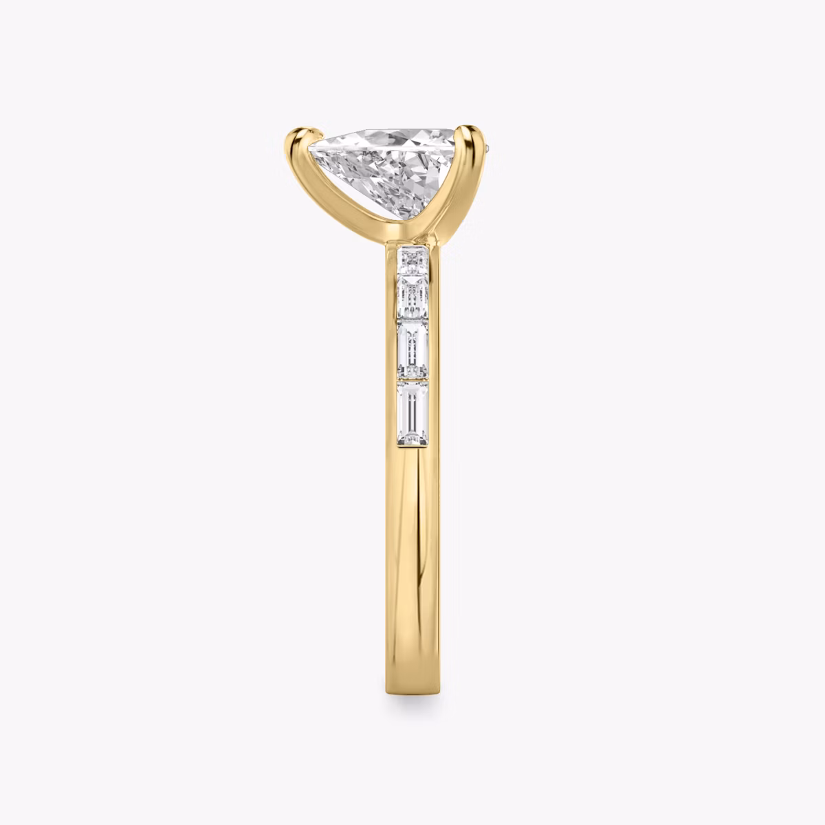 Anillo de compromiso Devotion | Trillón | 18k | Oro amarillo | bandAccent: Pavé | bandStoneShape: Baguette | bandStoneStyle: original | diamondOrientation: vertical | caratWeight: other