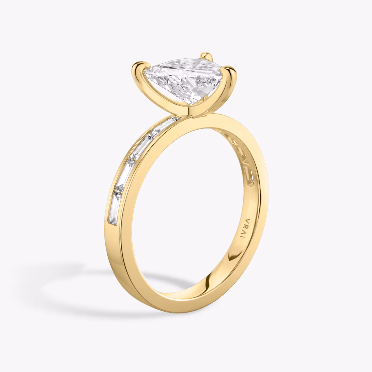 Anillo de compromiso Devotion | Trillón | 18k | Oro amarillo | bandAccent: Pavé | bandStoneShape: Baguette | bandStoneStyle: original | diamondOrientation: vertical | caratWeight: other