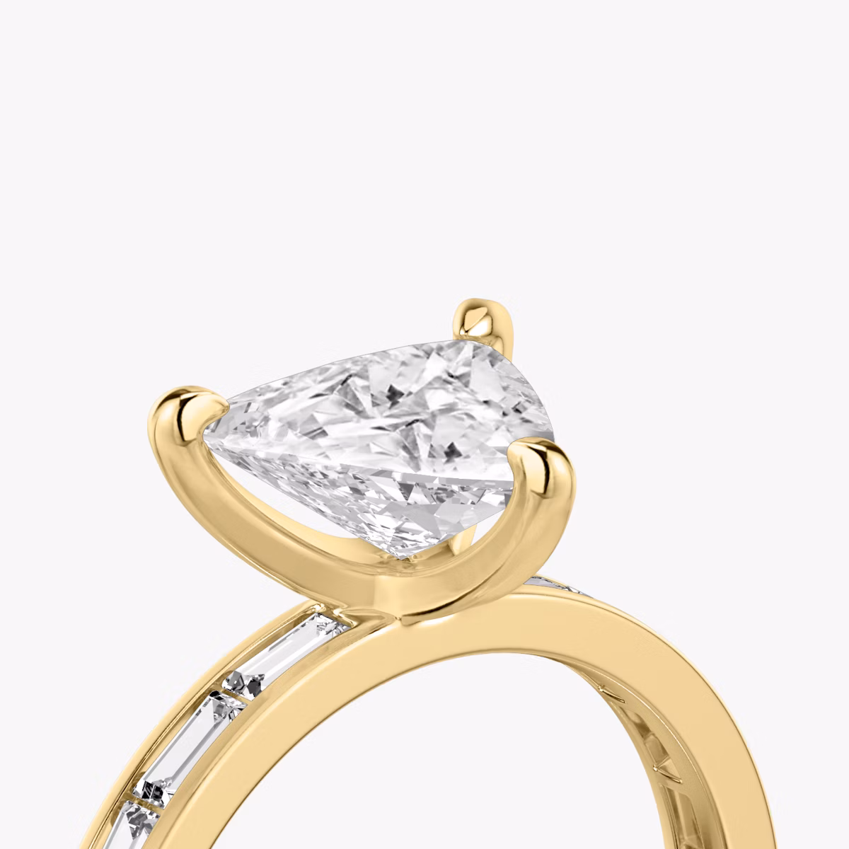 Anillo de compromiso Devotion | Trillón | 18k | Oro amarillo | bandAccent: Pavé | bandStoneShape: Baguette | bandStoneStyle: original | diamondOrientation: vertical | caratWeight: other