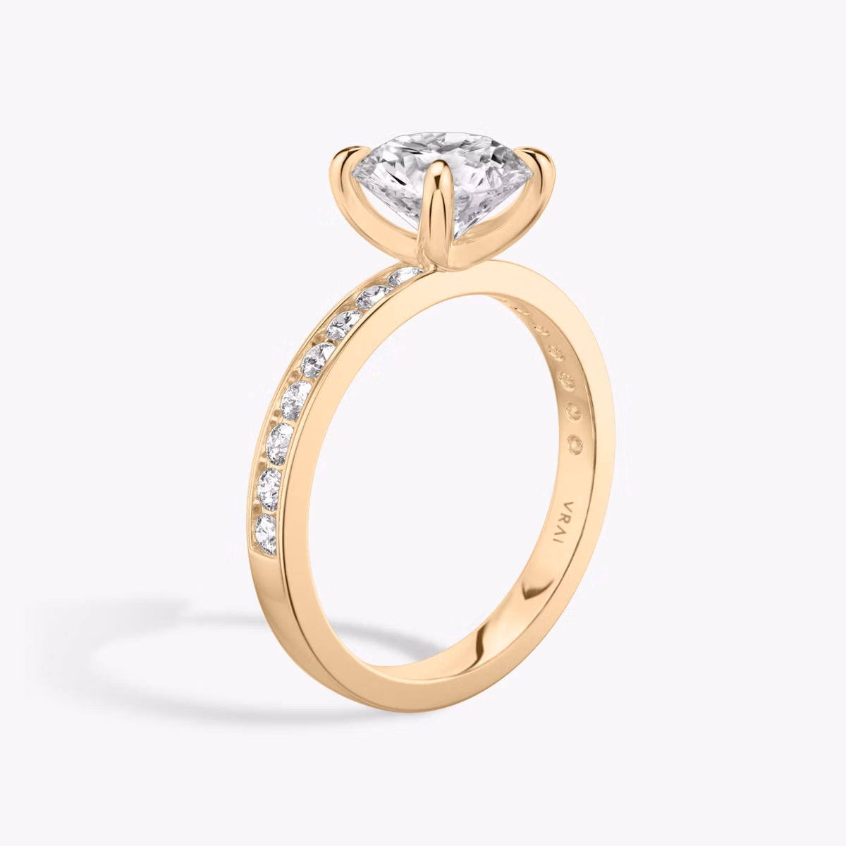 Anillo de compromiso Devotion | Brillante | 14k | Oro rosa | bandAccent: Pavé | bandStoneShape: Brillante | bandStoneStyle: large | caratWeight: 1.0ct | diamondOrientation: vertical