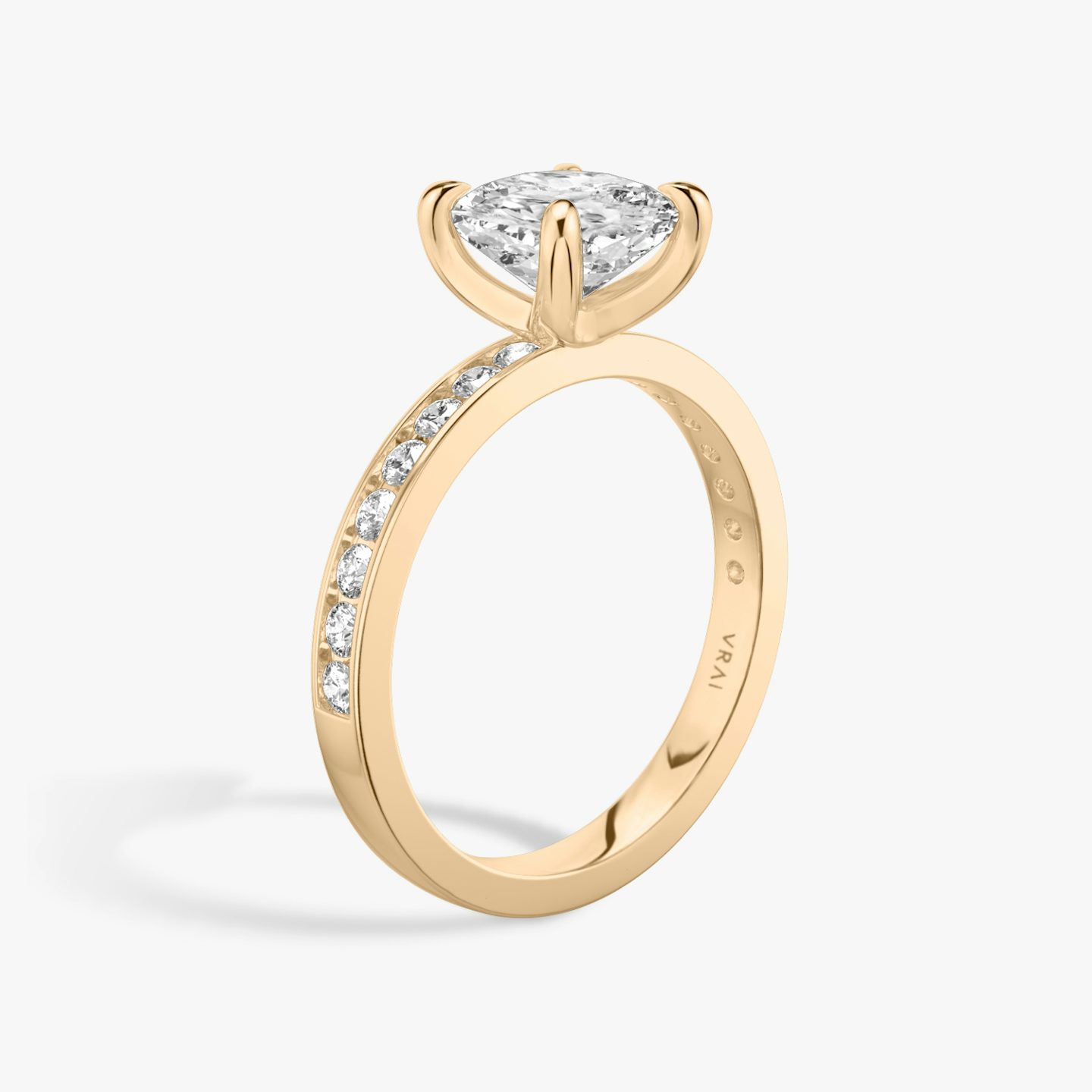 Bague de fiançailles Devotion | Coussin | 14k | Or rose | bandAccent: Pavé | bandStoneShape: Rond Brillant | bandStoneStyle: large | diamondOrientation: vertical | caratWeight: other