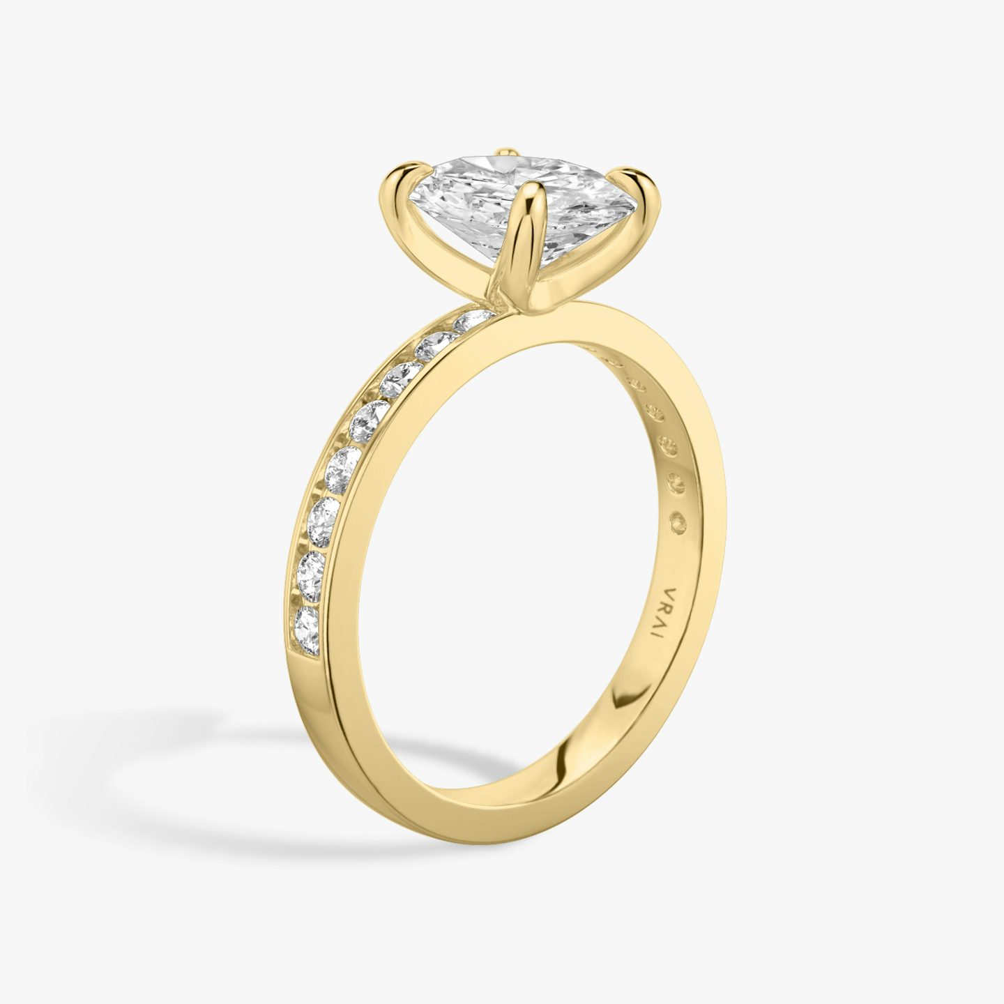 Devotion | Oval | 18k | Gelbgold | bandAccent: Mit Pavé-Besatz | bandStoneShape: Rund | bandStoneStyle: large | diamondOrientation: vertical | caratWeight: other