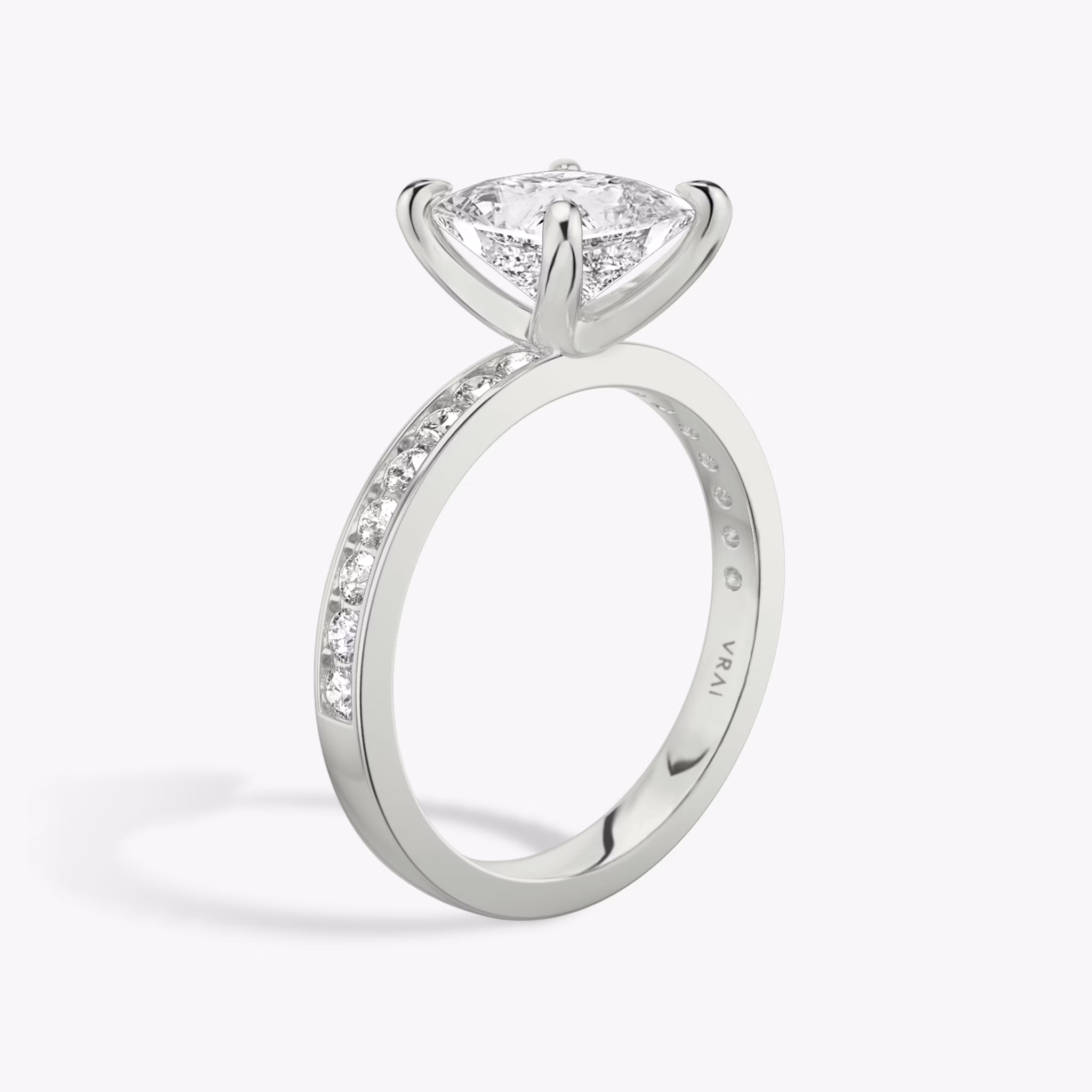 Anillo de compromiso Devotion | Princesa | 18k | Oro blanco | bandAccent: Pavé | bandStoneShape: Brillante | bandStoneStyle: large | diamondOrientation: vertical | caratWeight: other