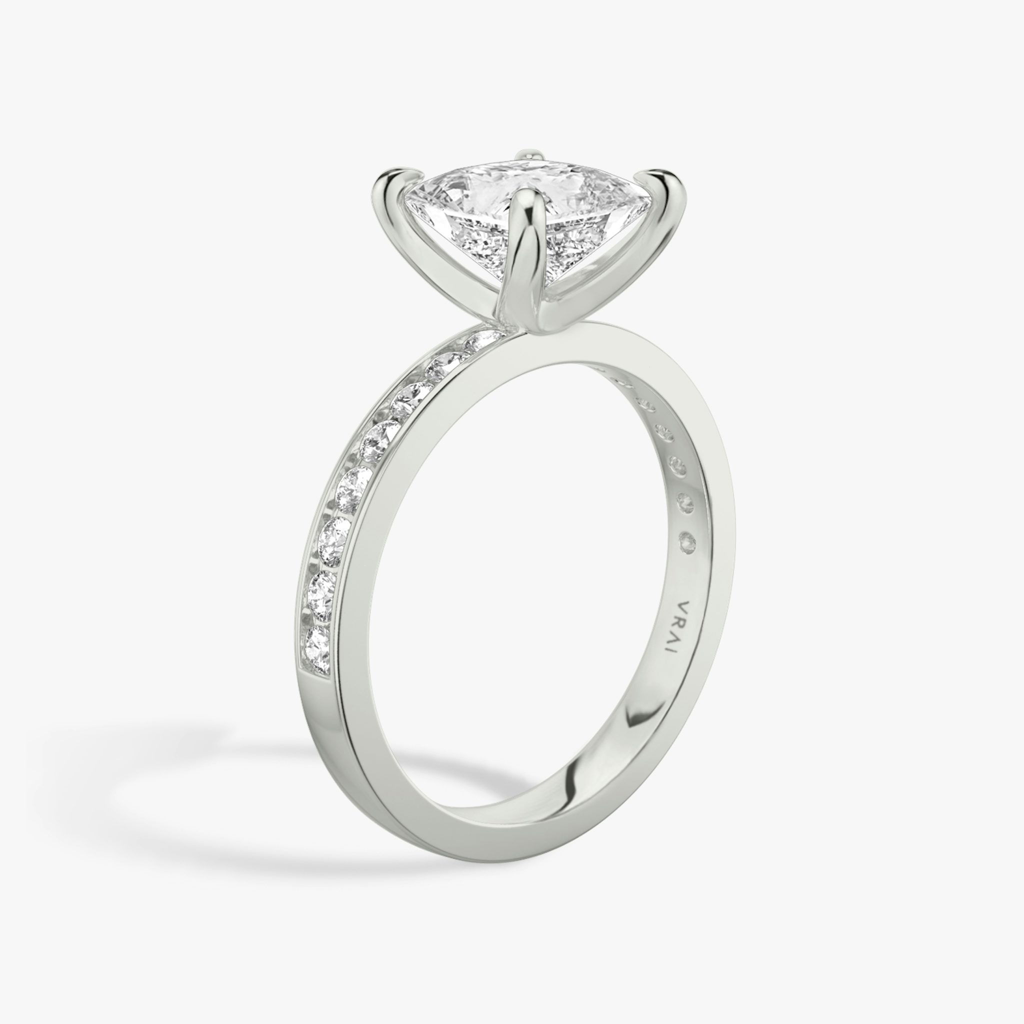 Anillo de compromiso Devotion | Princesa | 18k | Oro blanco | bandAccent: Pavé | bandStoneShape: Brillante | bandStoneStyle: large | diamondOrientation: vertical | caratWeight: other