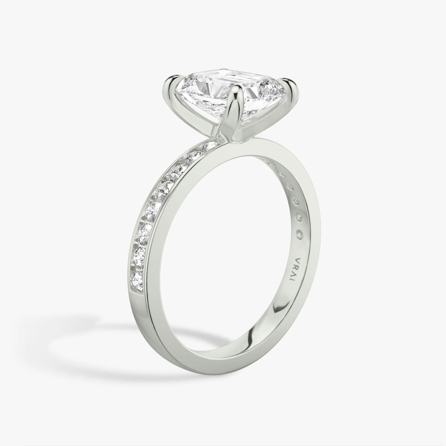 Anillo de compromiso Devotion | Radiante | Platino | bandAccent: Pavé | bandStoneShape: Brillante | bandStoneStyle: large | diamondOrientation: vertical | caratWeight: other
