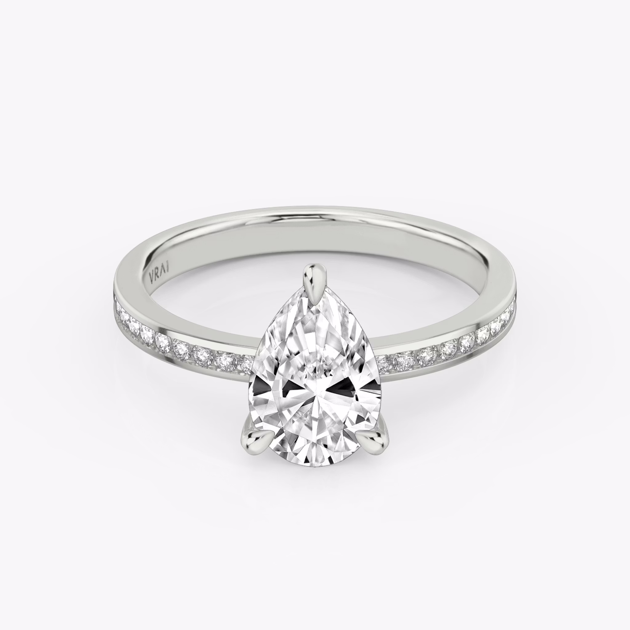 Anillo de compromiso Devotion | Pera | Platino | bandAccent: Pavé | bandStoneShape: Brillante | bandStoneStyle: original | diamondOrientation: vertical | caratWeight: other