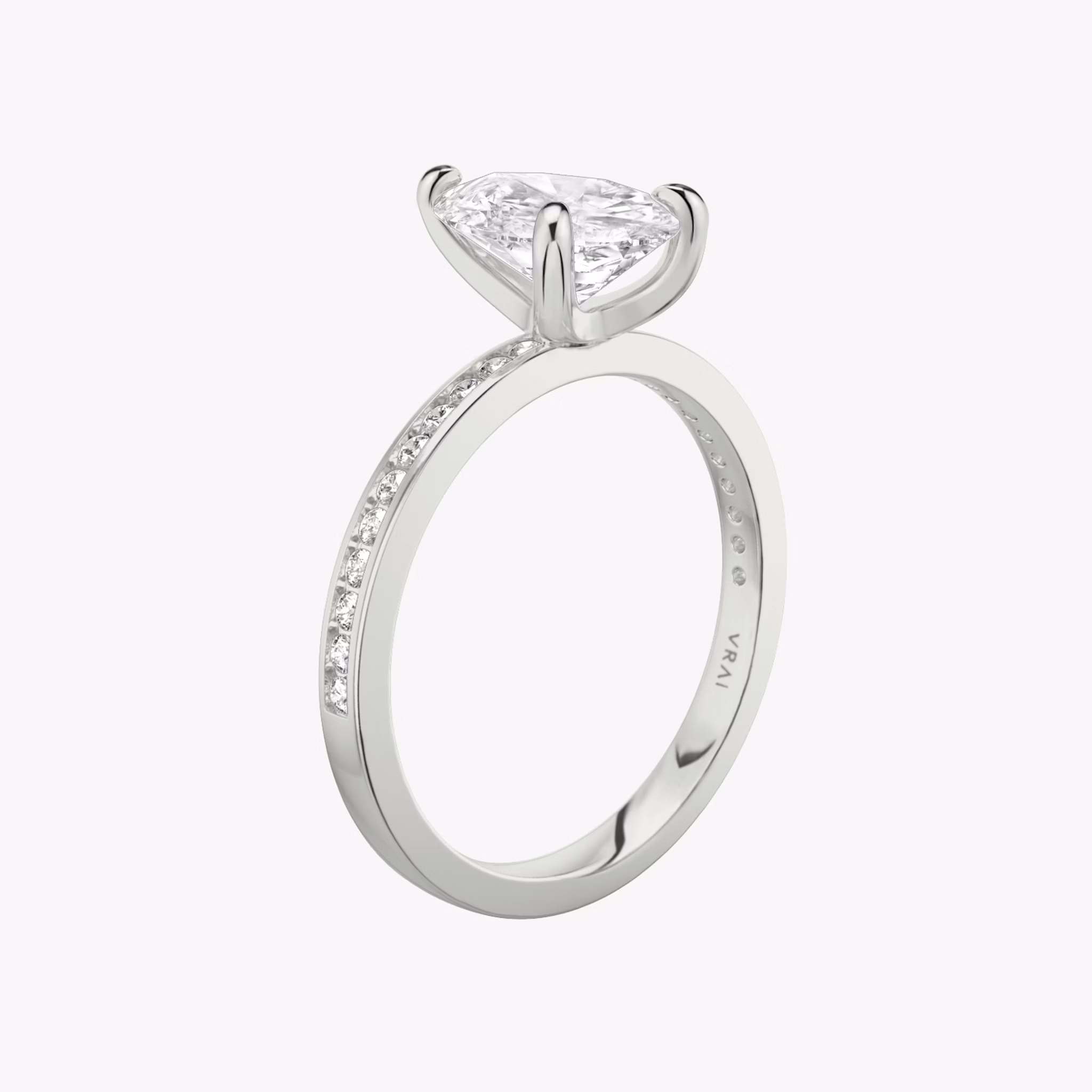 Anillo de compromiso Devotion | Pera | Platino | bandAccent: Pavé | bandStoneShape: Brillante | bandStoneStyle: original | diamondOrientation: vertical | caratWeight: other
