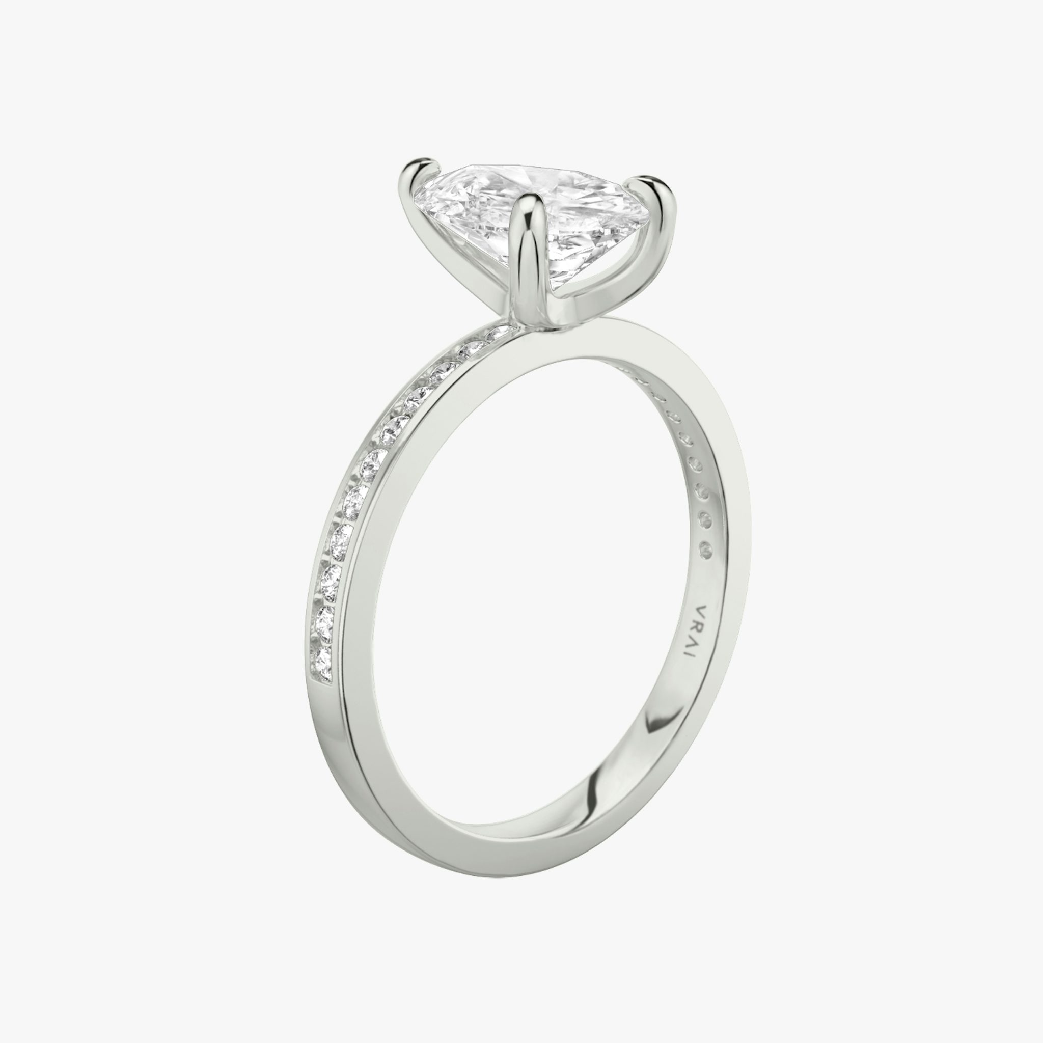 Anillo de compromiso Devotion | Pera | Platino | bandAccent: Pavé | bandStoneShape: Brillante | bandStoneStyle: original | diamondOrientation: vertical | caratWeight: other