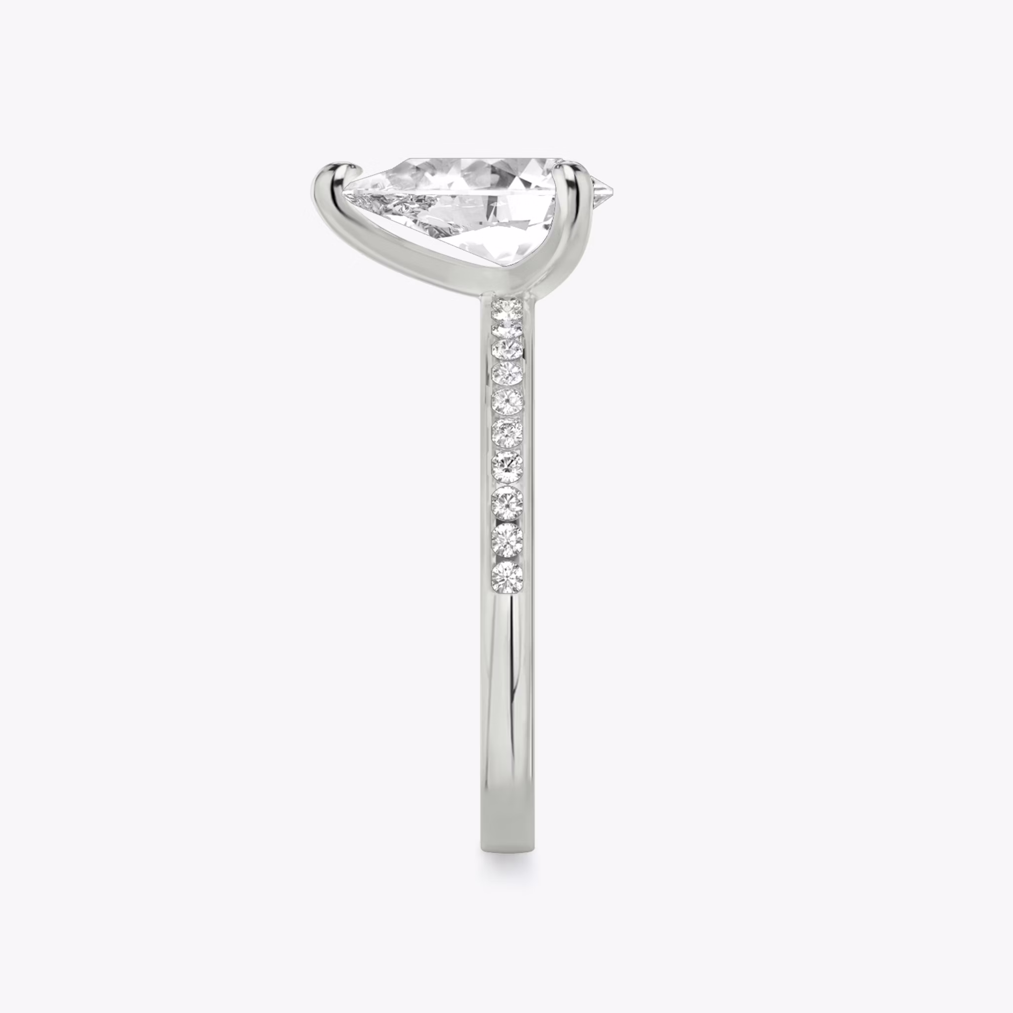 Anillo de compromiso Devotion | Pera | Platino | bandAccent: Pavé | bandStoneShape: Brillante | bandStoneStyle: original | diamondOrientation: vertical | caratWeight: other