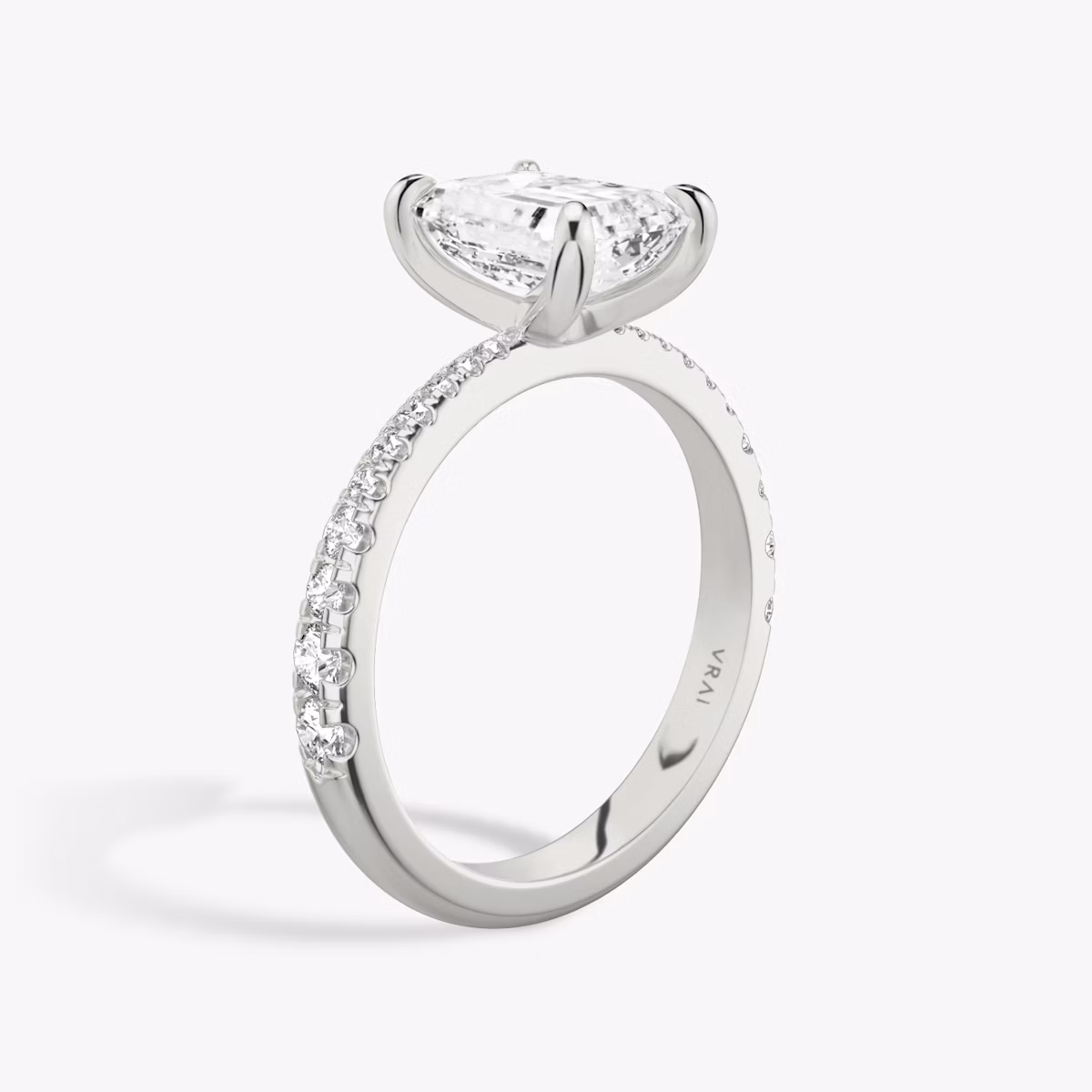 Tapered Classic | Emerald | 18k | Weißgold | bandAccent: Mit Pavé-Besatz | diamondOrientation: vertical | caratWeight: other