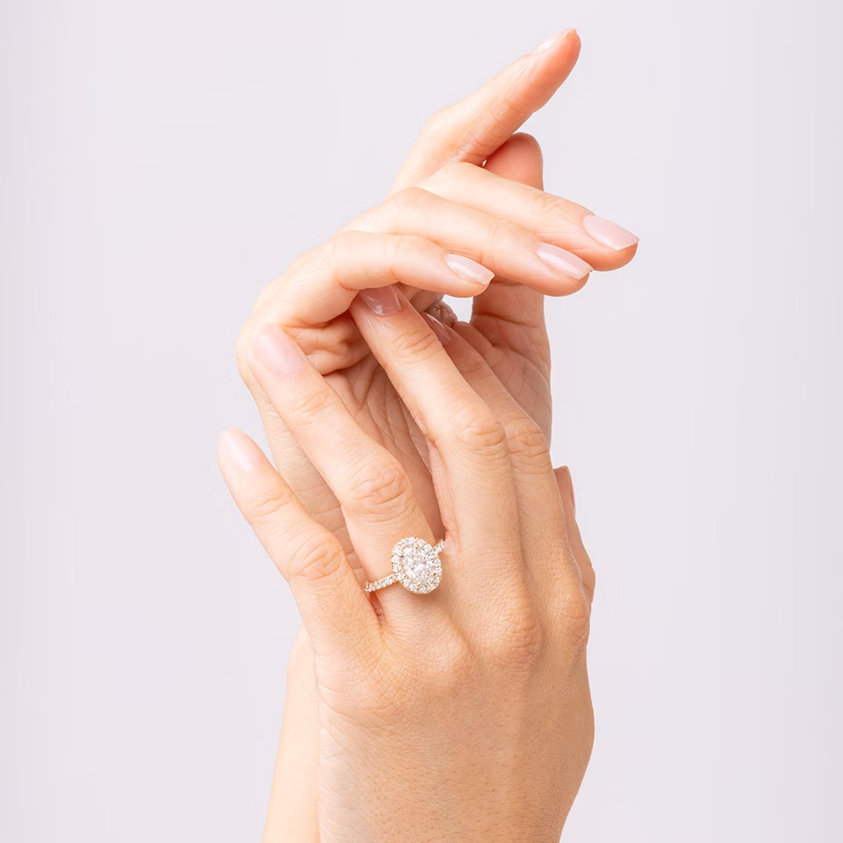 Anillo de compromiso Halo | Oval | Platino | bandAccent: Pavé | haloSize: large | diamondOrientation: vertical | caratWeight: other