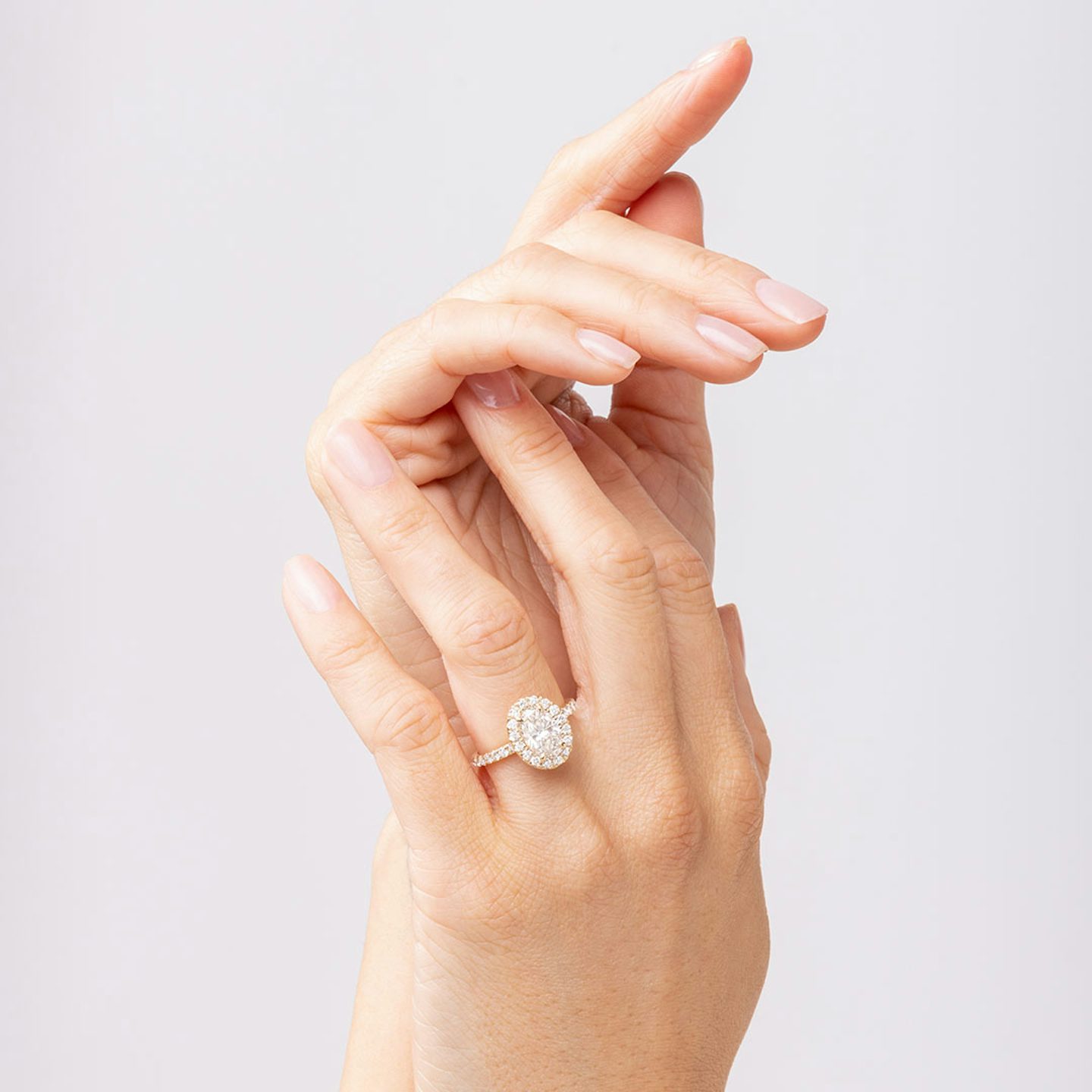 The Halo | Oval | 18k | Yellow Gold | bandAccent: Pavé | haloSize: large | diamondOrientation: vertical | caratWeight: other