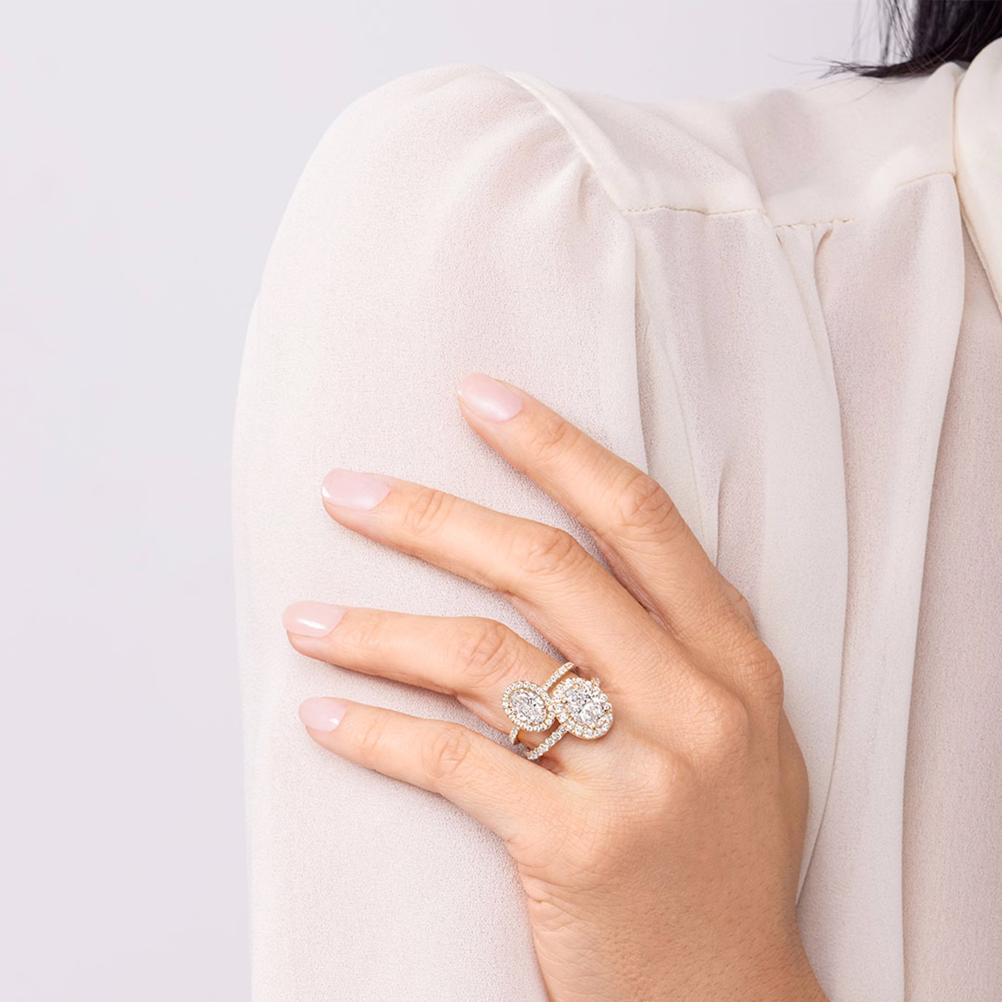 The Halo | Oval | 18k | White Gold | bandAccent: Pavé | haloSize: original | diamondOrientation: vertical | caratWeight: other