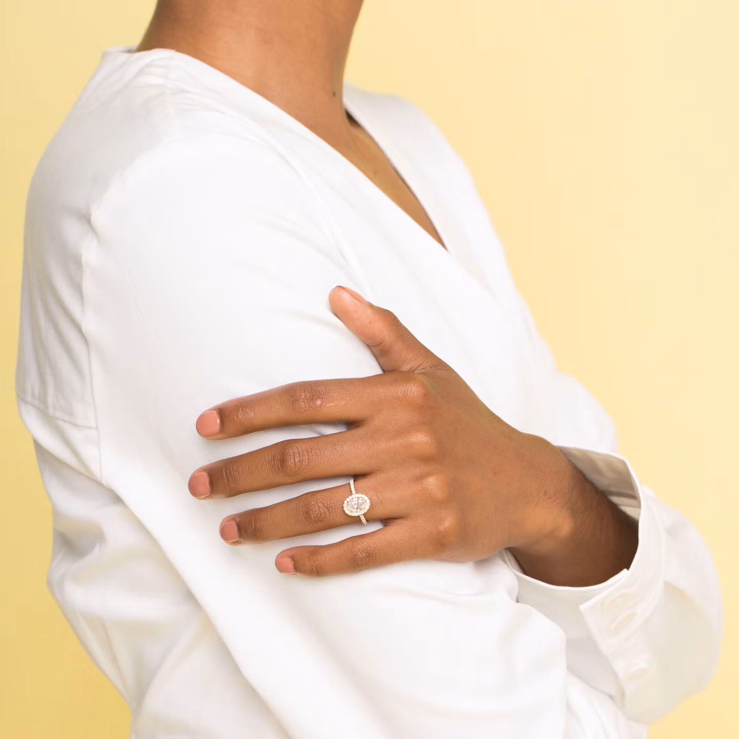 The Halo | Oval | 18k | Yellow Gold | bandAccent: Pavé | haloSize: original | diamondOrientation: vertical | caratWeight: other