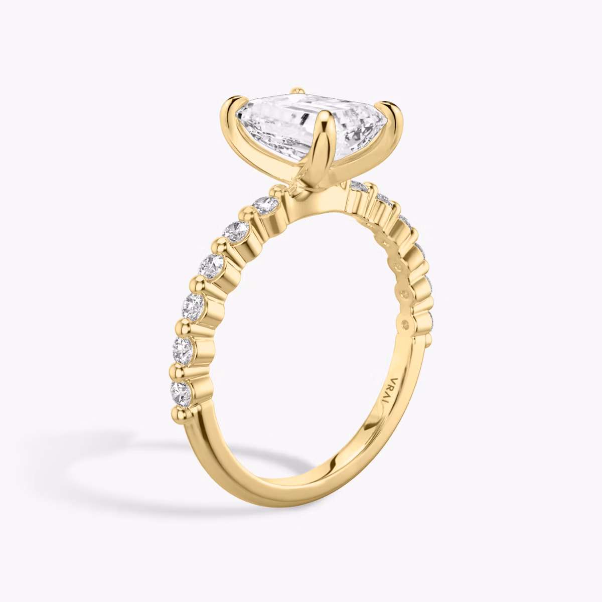 The Single Shared Prong | Emerald | 18k | Yellow Gold | bandAccent: Plain | bandStoneStyle: original | diamondOrientation: vertical | caratWeight: other