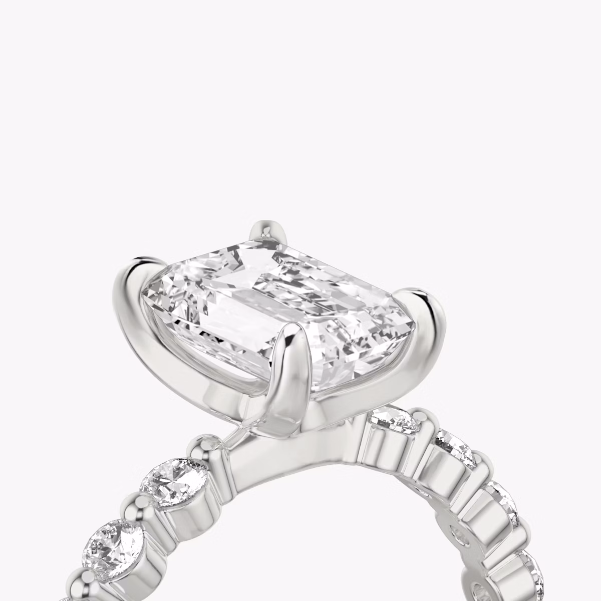 Single Shared Prong | Emerald | Platin | bandAccent: Ohne Pavé-Besatz | bandStoneStyle: large | diamondOrientation: vertical | caratWeight: other