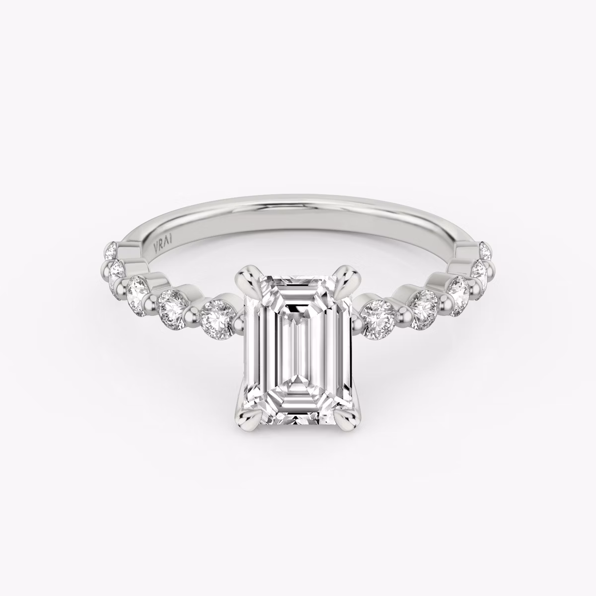 Single Shared Prong | Emerald | Platin | bandAccent: Ohne Pavé-Besatz | bandStoneStyle: large | diamondOrientation: vertical | caratWeight: other