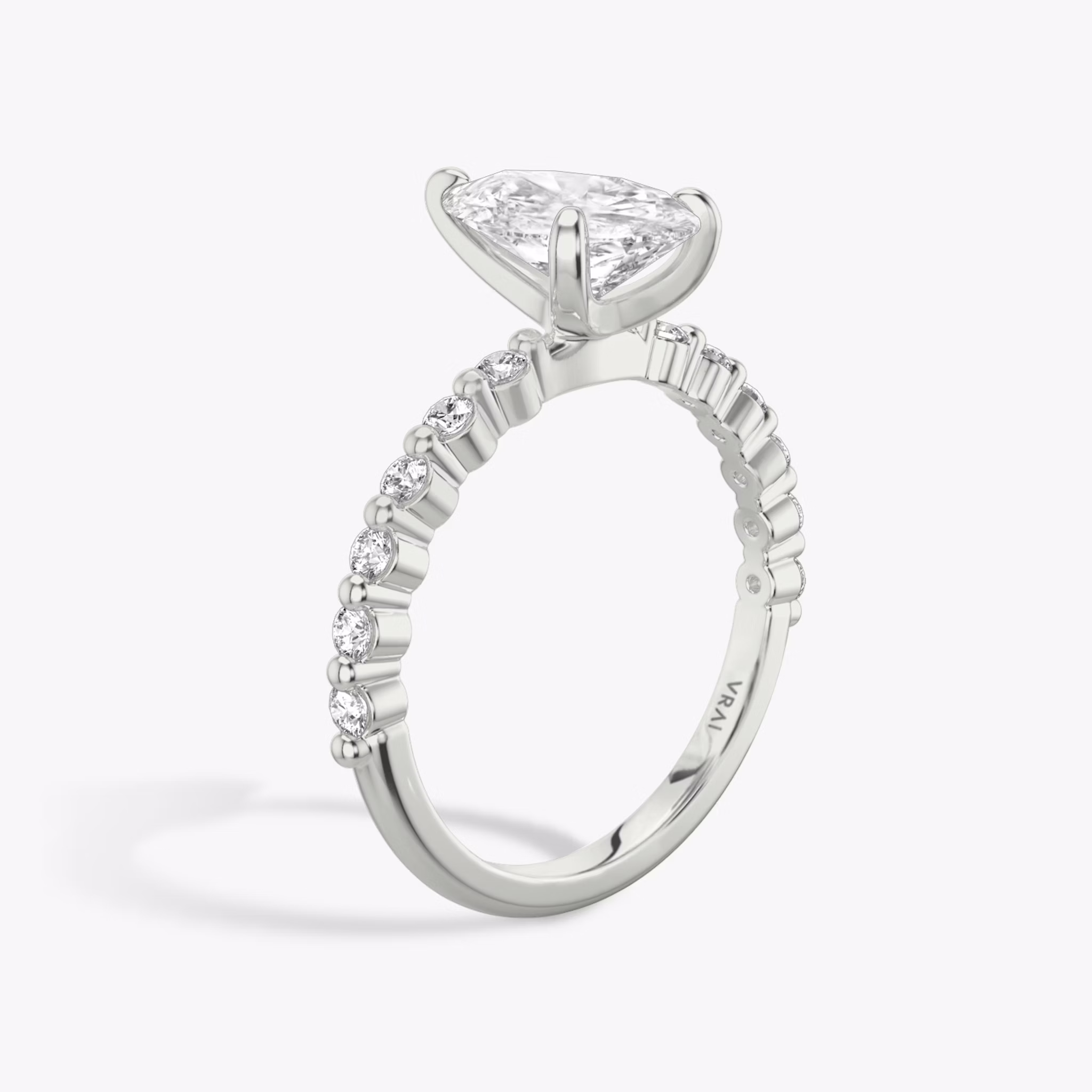 The Single Shared Prong | Pear | 18k | White Gold | bandAccent: Plain | bandStoneStyle: original | diamondOrientation: vertical | caratWeight: other
