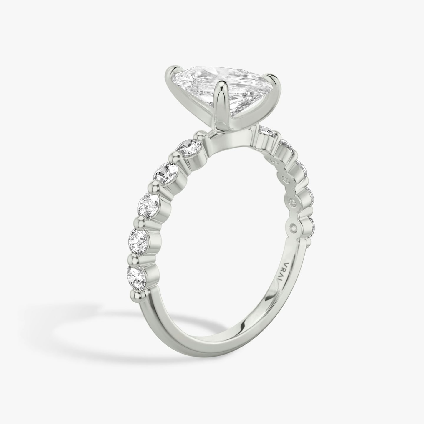 Single Shared Prong | Tropfen | Platin | bandAccent: Ohne Pavé-Besatz | bandStoneStyle: large | diamondOrientation: vertical | caratWeight: other