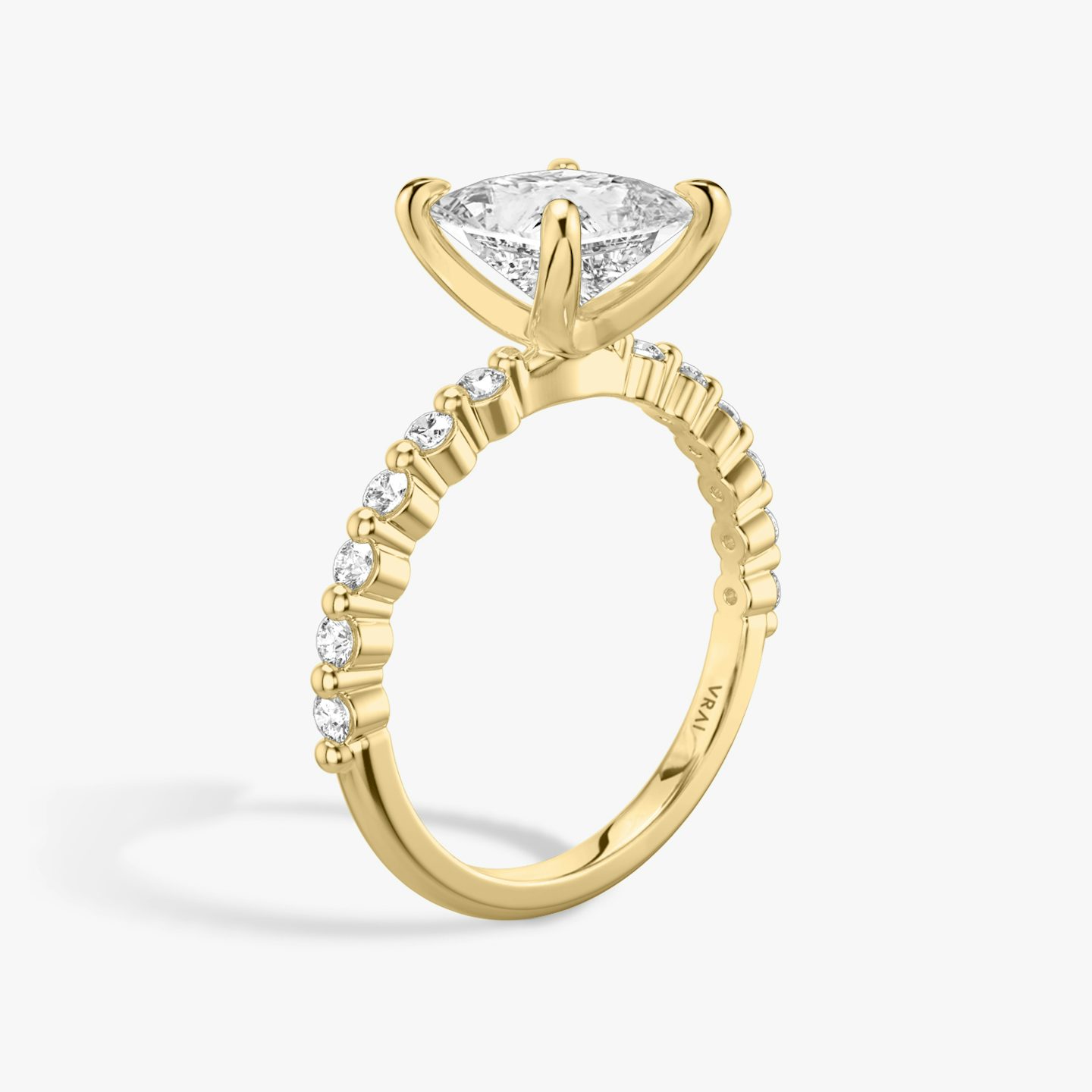 Bague de fiançailles Single Shared Prong | Princesse | 18k | Or jaune | bandAccent: Simple | bandStoneStyle: original | diamondOrientation: vertical | caratWeight: other