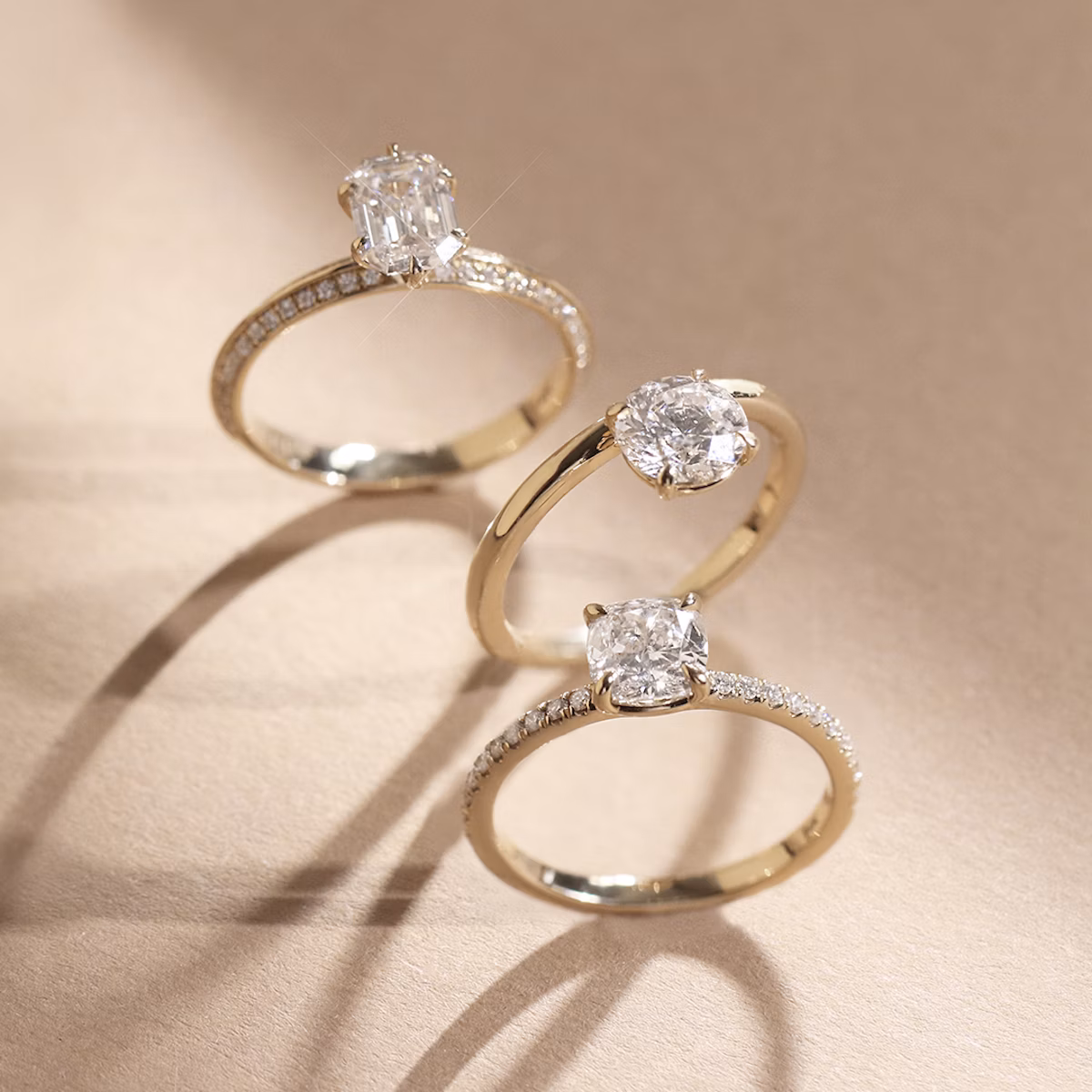 The Signature | Round Brilliant | 18k | White Gold | bandAccent: Pavé | bandWidth: standard | caratWeight: other | hiddenHalo: no | diamondOrientation: vertical