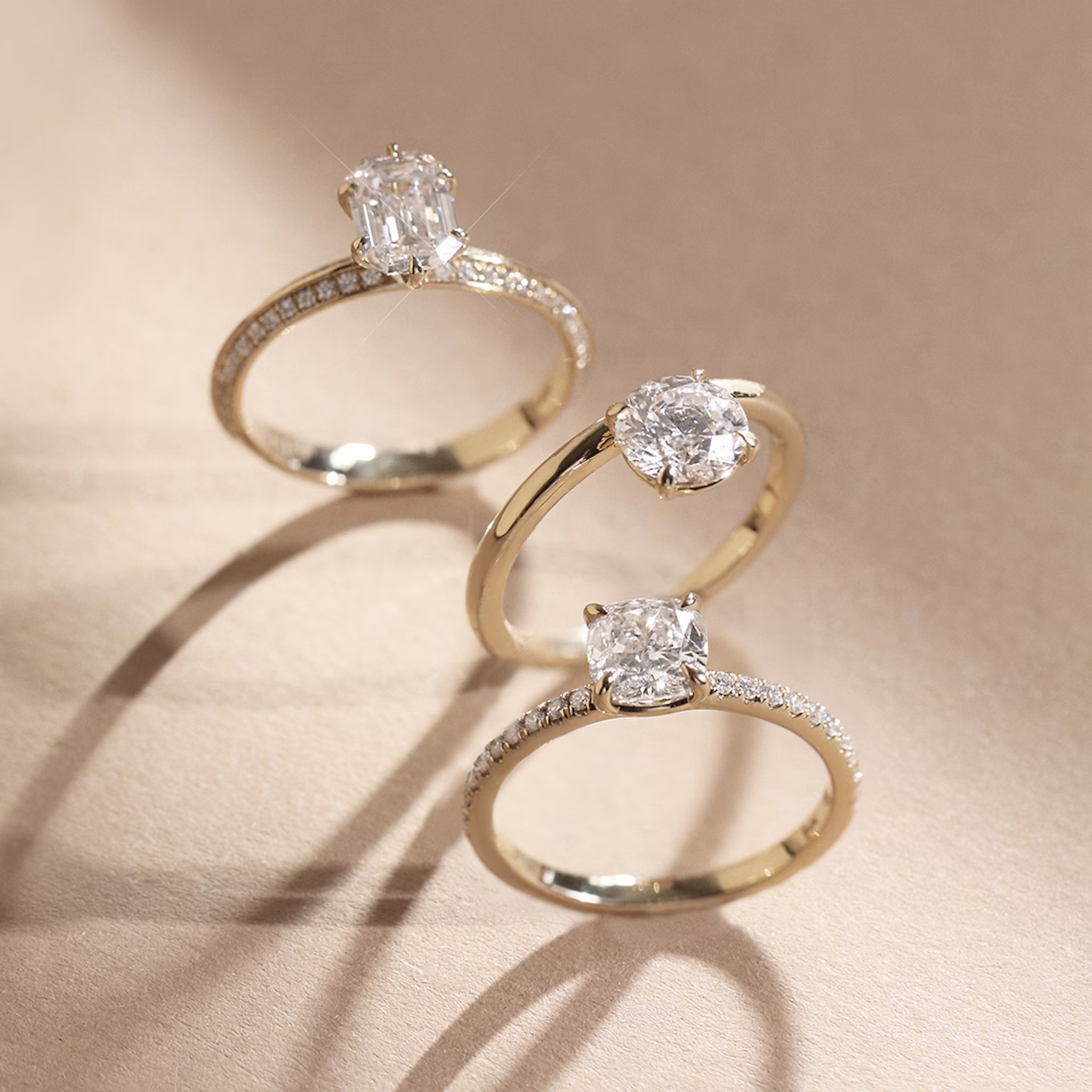 The Signature | Round Brilliant | 18k | Yellow Gold | bandAccent: Pavé | bandWidth: standard | caratWeight: other | hiddenHalo: no | diamondOrientation: vertical